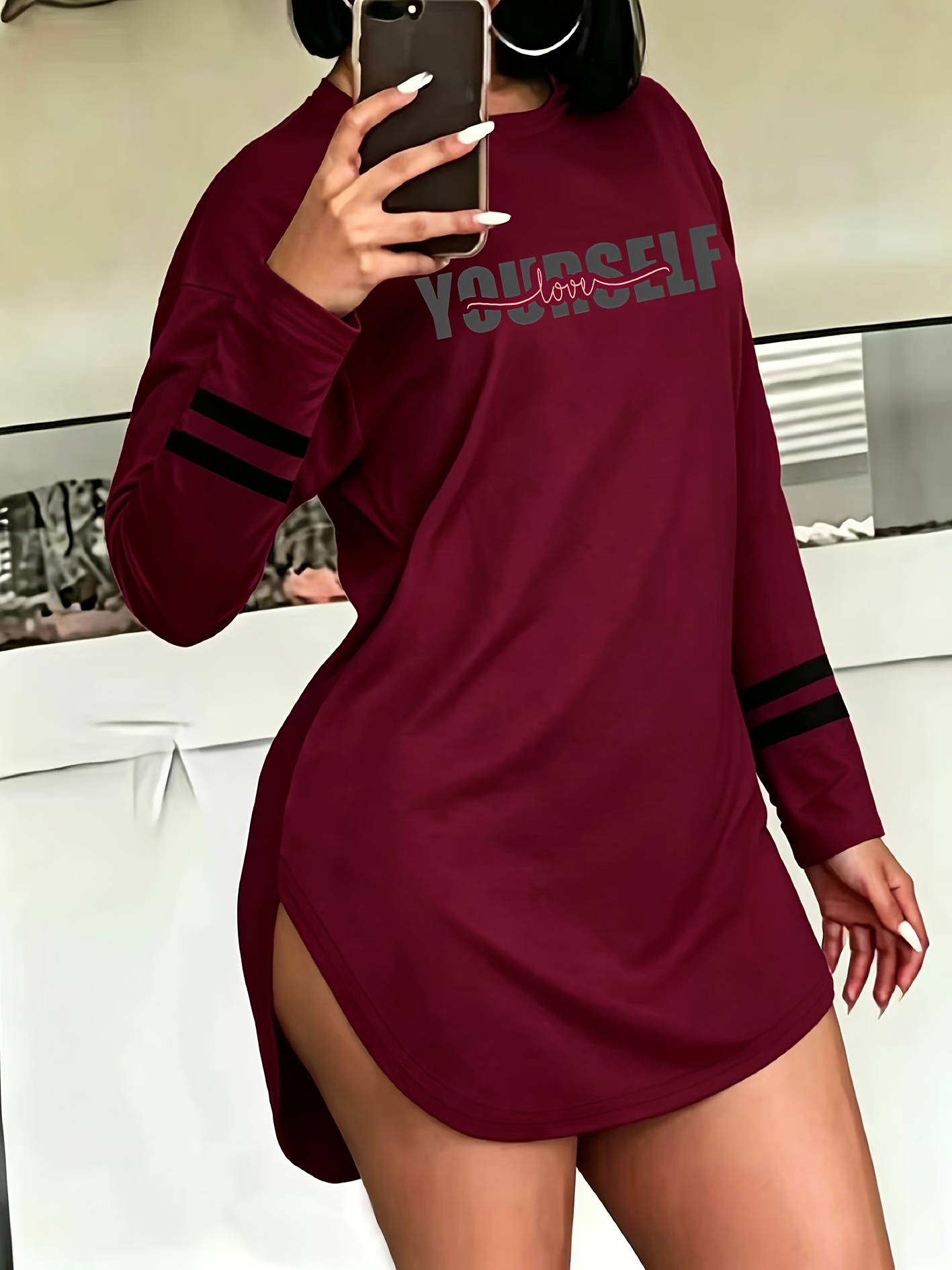 t-shirt-oversize-femme-streetwear T-shirt sexy streetwear à manches longues et épaules tombantes avec fente latérale, style américain