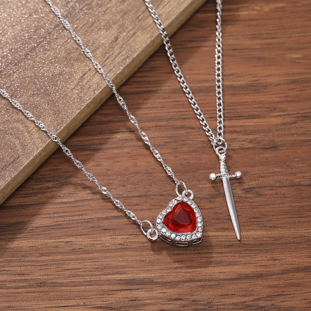 2 Piezas de Collar Retro con Espada y Corazón Incrustado en Zirconia Sintética, Regalo Único para Mujer en Fiestas