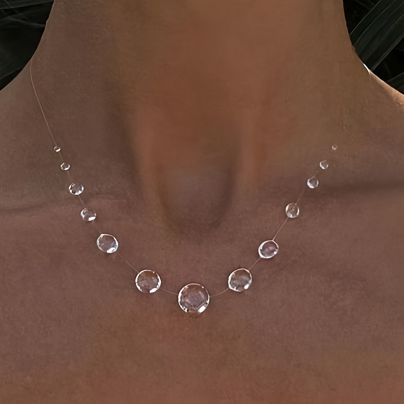 E-shop Eine stilvolle und symmetrische Perlenkette für Damen mit transparenten, künstlichen Kristallkugelperlen, für Valentinstagsfeiern und