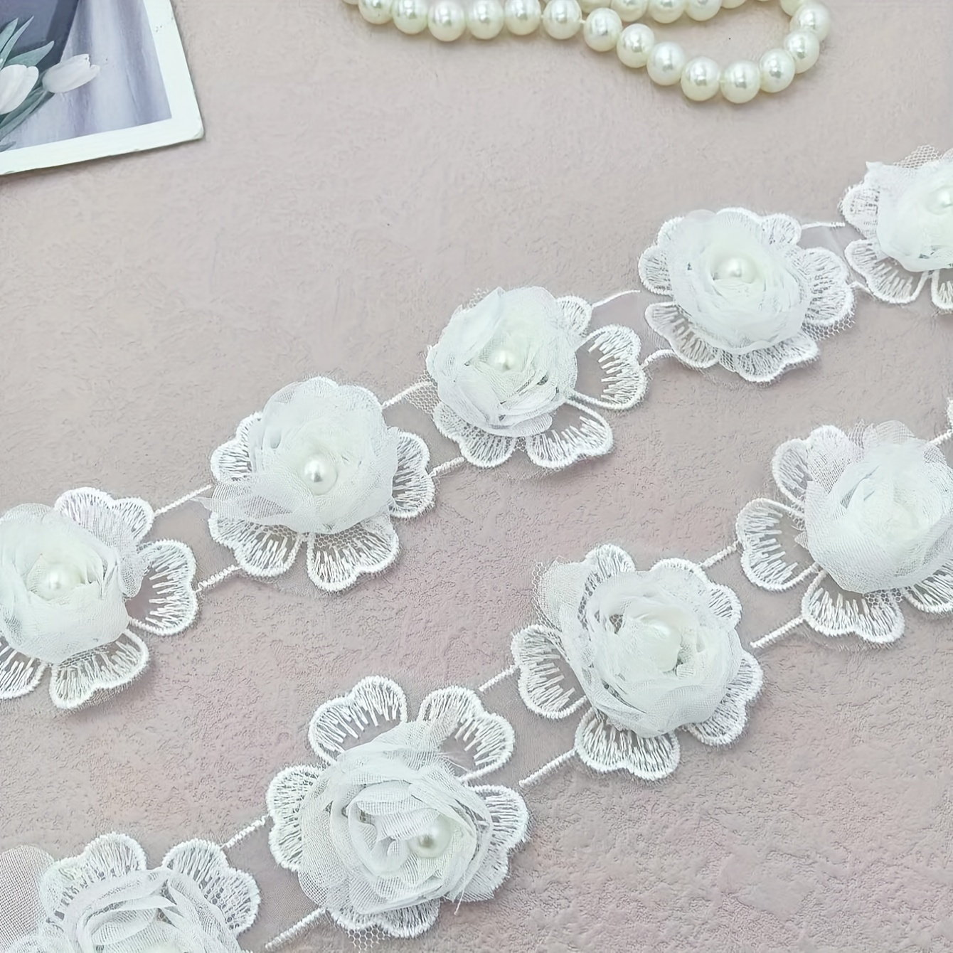 E-shop Rosen-Chiffon dreidimensionale Spitze mit perlenbesetzten Knospen, weiße dreidimensionale Blumen, handgefertigtes DIY-Dekorationszubehör für