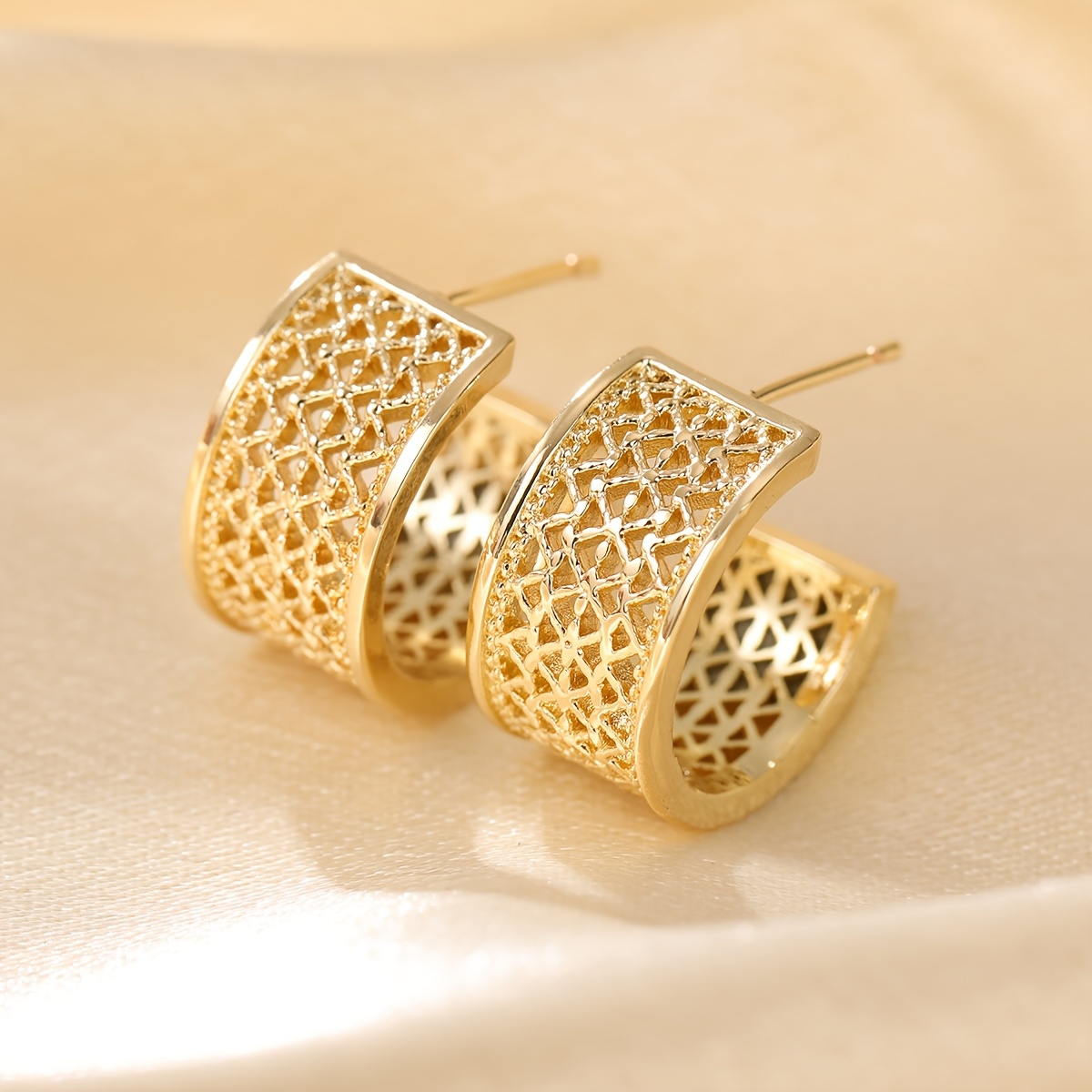 Women's Vintage Wide-Face Curved Stud Earrings