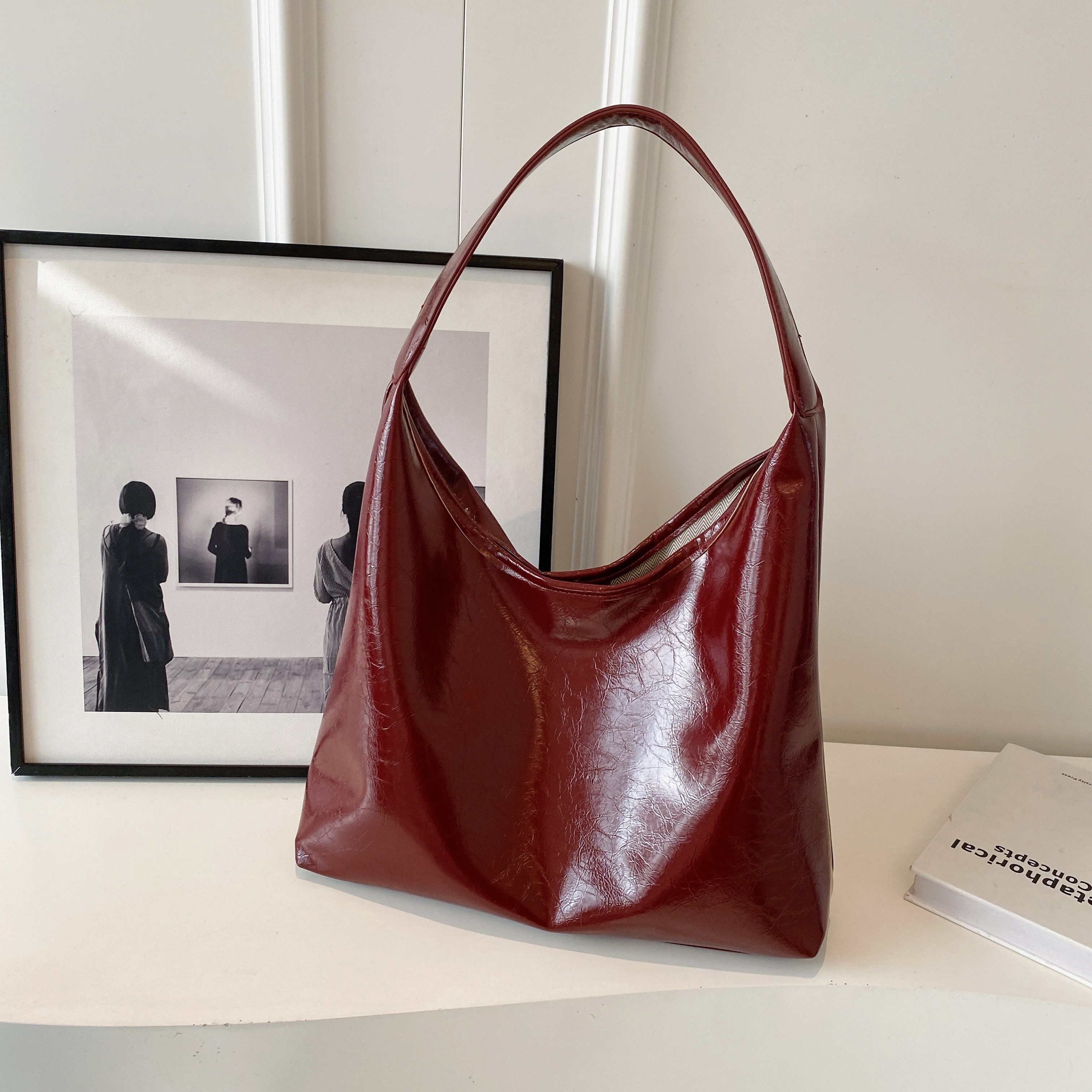 

Sac Fourre-Tout Chic de Grande pour Femmes - Sac à Épaule Rétro Polyvalent, pour l', le Shopping & les - Fermeture Magnétique, Couleur Unie en Café/Rouge