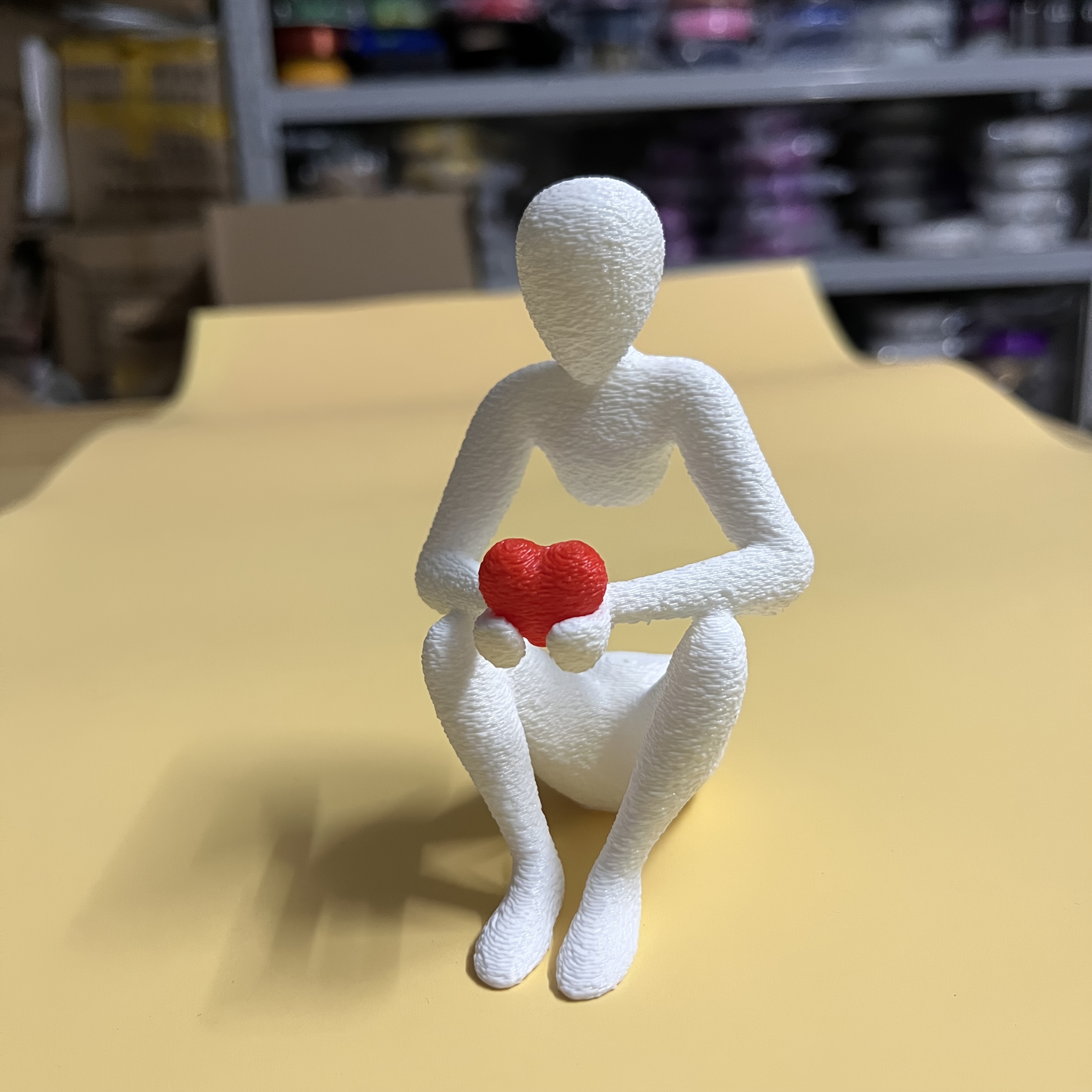 E-shop Eine besondere herzförmige Skulptur für Valentinstag, ein perfektes romantisches Geschenk für deine Freundin, mit einem abstrakten Design. für