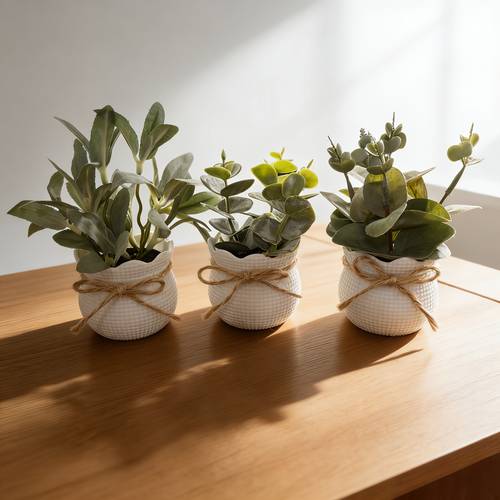 3 pezzi di piante artificiali compatte di eucalipto in vaso, in vasi di ceramica e con di gialla, che incarnano stile di decorazione per la casa