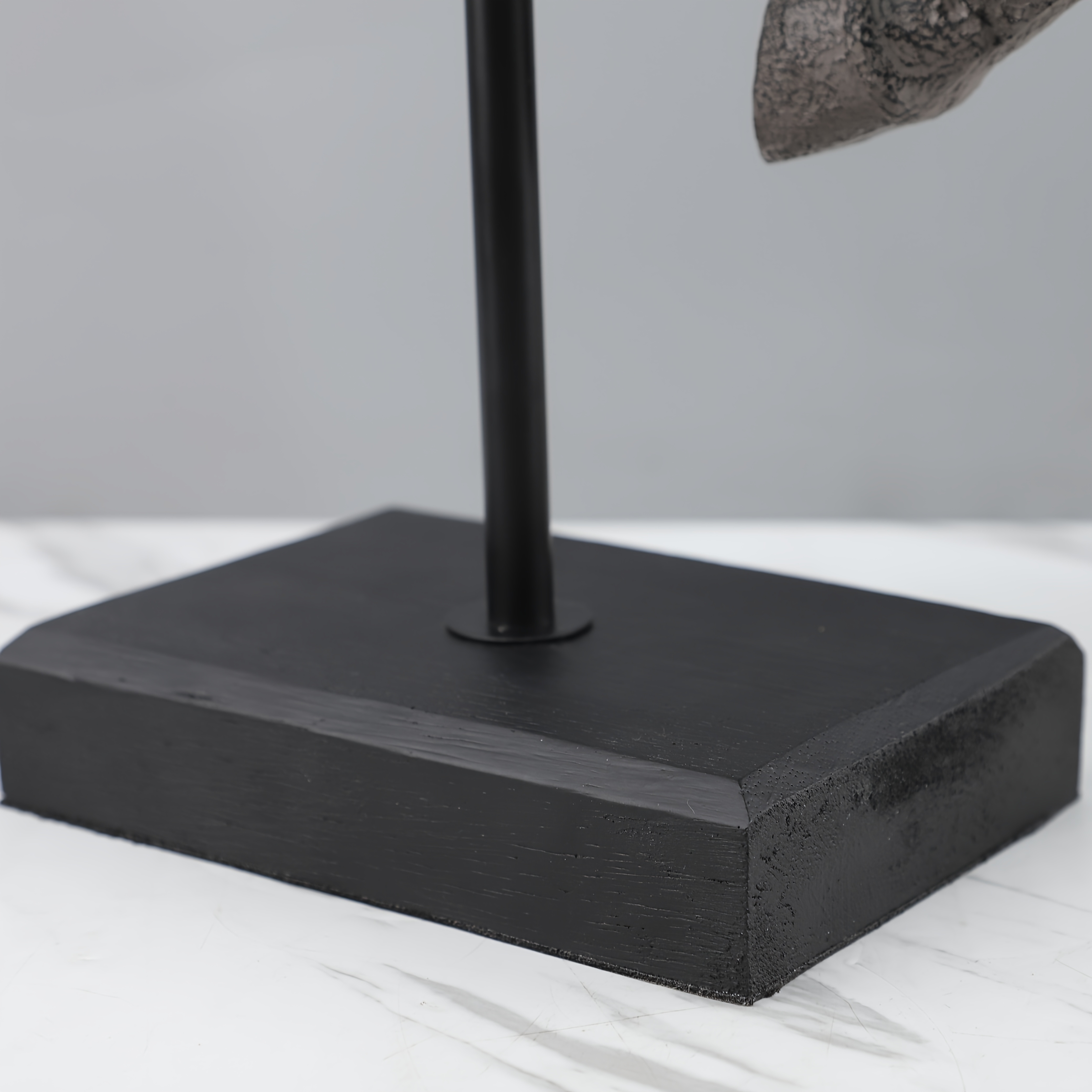 An American-Style Vintage General'S Leg-Lifting Horse Head Statue, Featuring a Sturdy Display Stand, Suitable for Indoor And Outdoor Decoration, Equine Wall Art for Home, Office