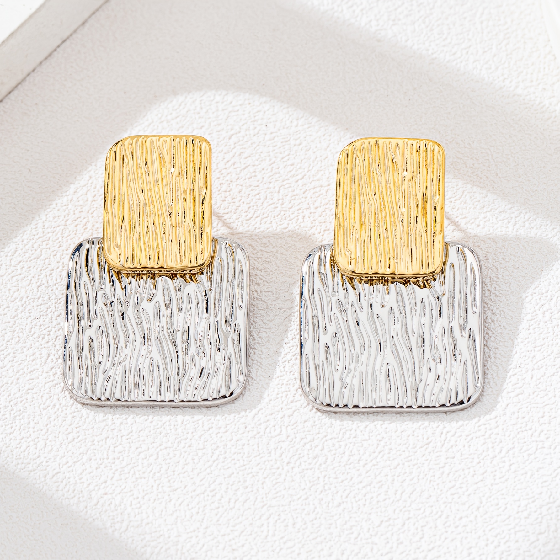 TEMU Une paire de boucles d'oreilles punk hip-hop élégantes et minimalistes pour femmes, avec un carré géométrique et un design texturé, disponibles