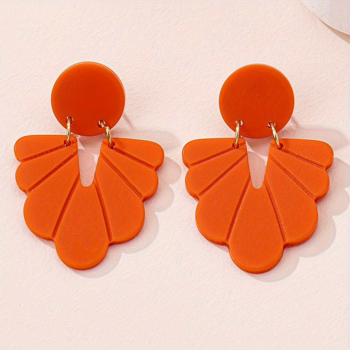 

Boucles d'oreilles pendantes en résine orange, style simple et élégant, aiguille d'oreille en acier inoxydable, accessoire de mode non plaqué pour un usage quotidien et en vacances, collection été.