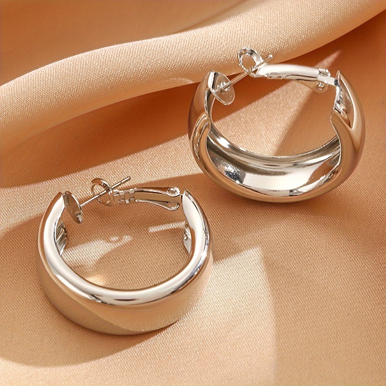 A Pair Of European Fashion Minimalist Metal Hoop Earrings For Women, For Holidays, Birthdays, Dates, Balls, Banquets, Weddings, Parties, Vacations, Shopping, Business, Daily Accessories