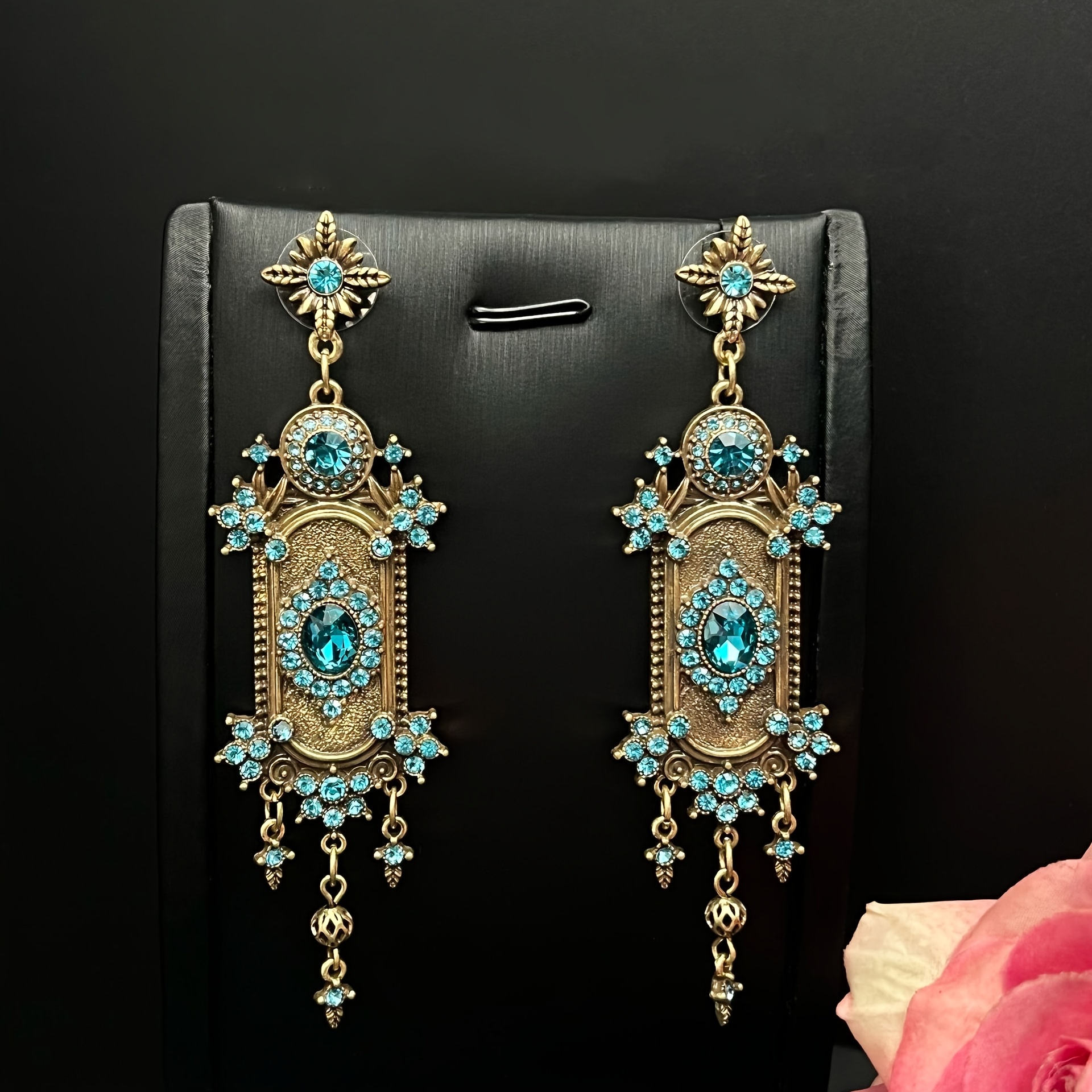 Image of 1 Pair Of Exquisite, Fashionable, Trendy, Elegant, And Unique Metal Stud Earrings, Suitable For Women' Wear, Holiday Banquets, Formal Dresses, And As A Gift Jewelry Accessory