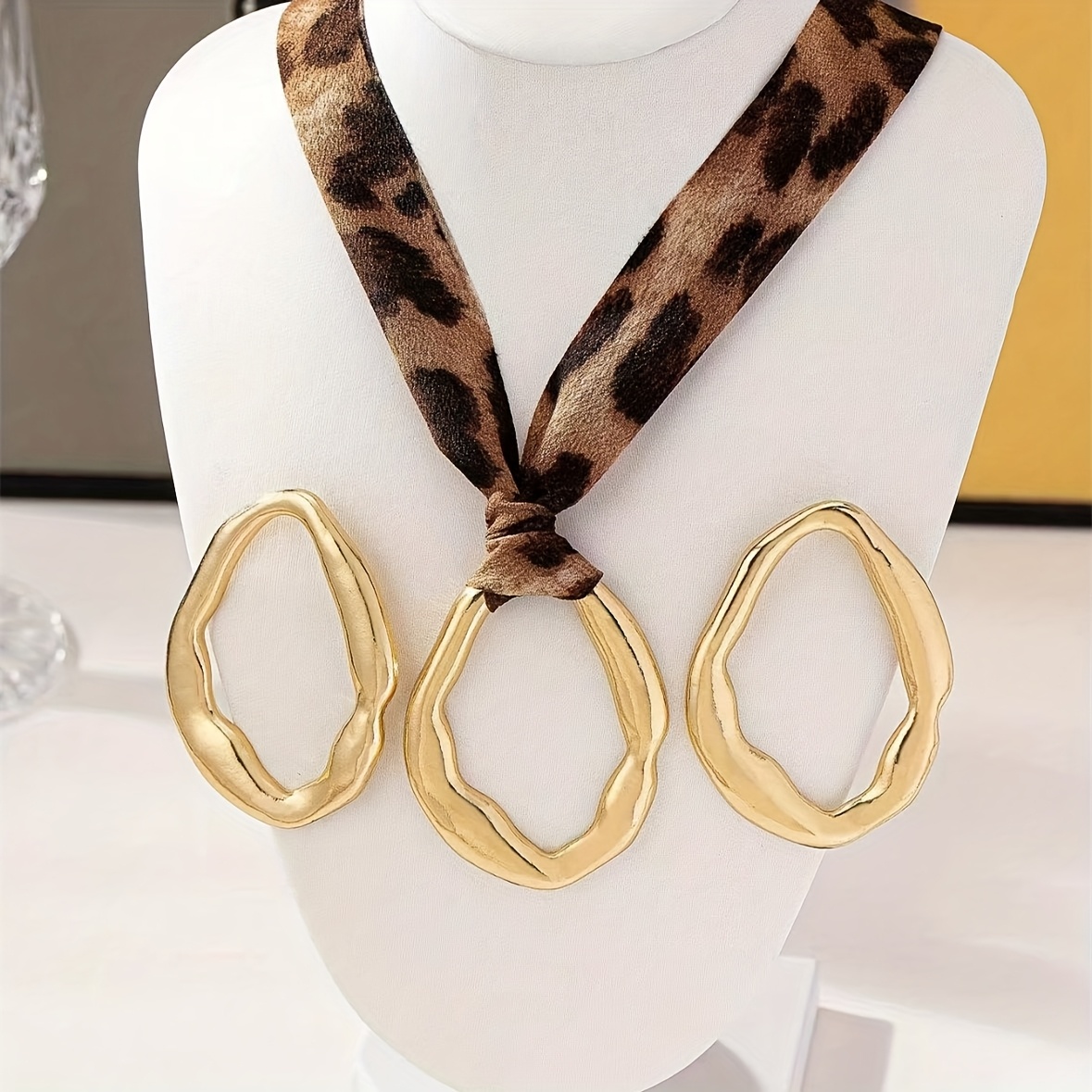 TEMU Juego de 3 piezas de collar y aretes de aro hueco con diseño de cordón de tela con estampado de leopardo estilo bohemio vintage