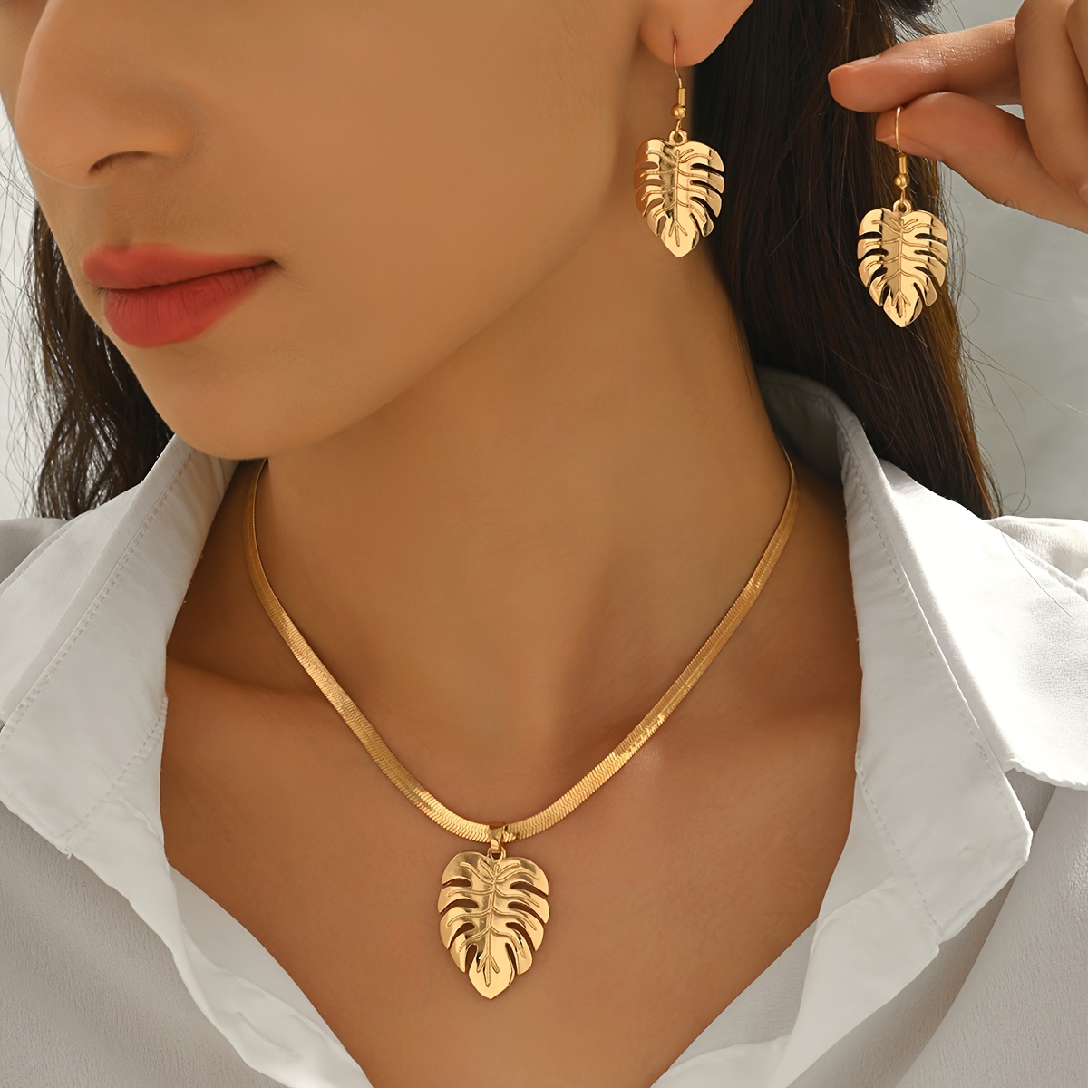E-shop 2-teiliges Set: Herbst/Winter Blatt-Anhänger-Halskette + Ohrringe Damen-Schmuckset, modische trendige minimalistische flache