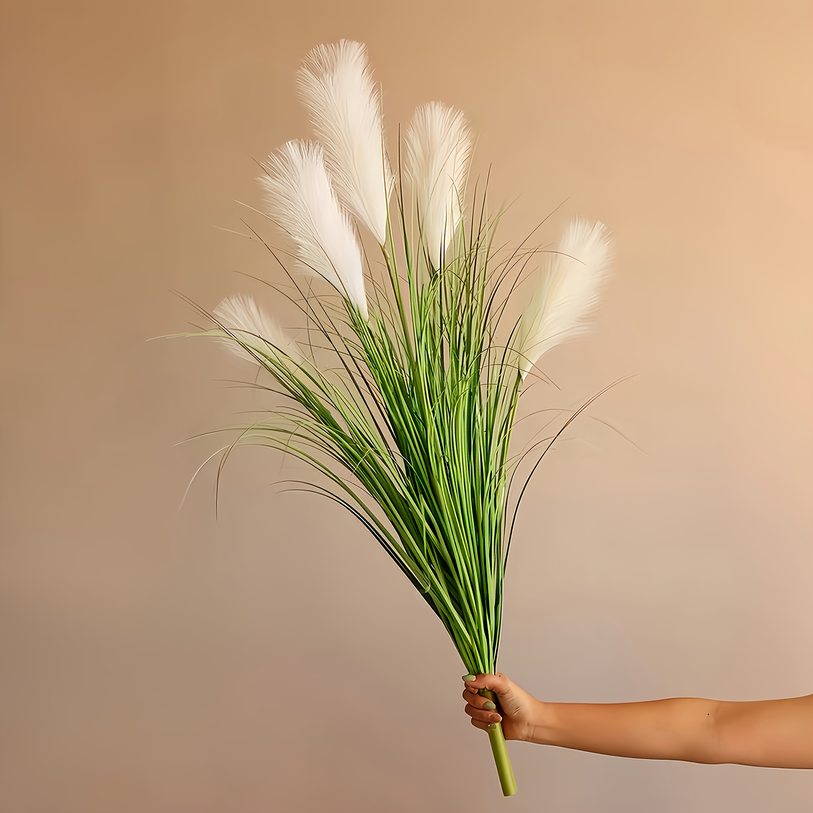 Un ramo de hierba de pampa artificial de 31.43 pulgadas, compuesto por plantas de paja de plástico realistas para exteriores con juncos y arbustos de hojas verdes, que incluye catarinas sintéticas; adecuado para el hogar, la oficina, el porche.