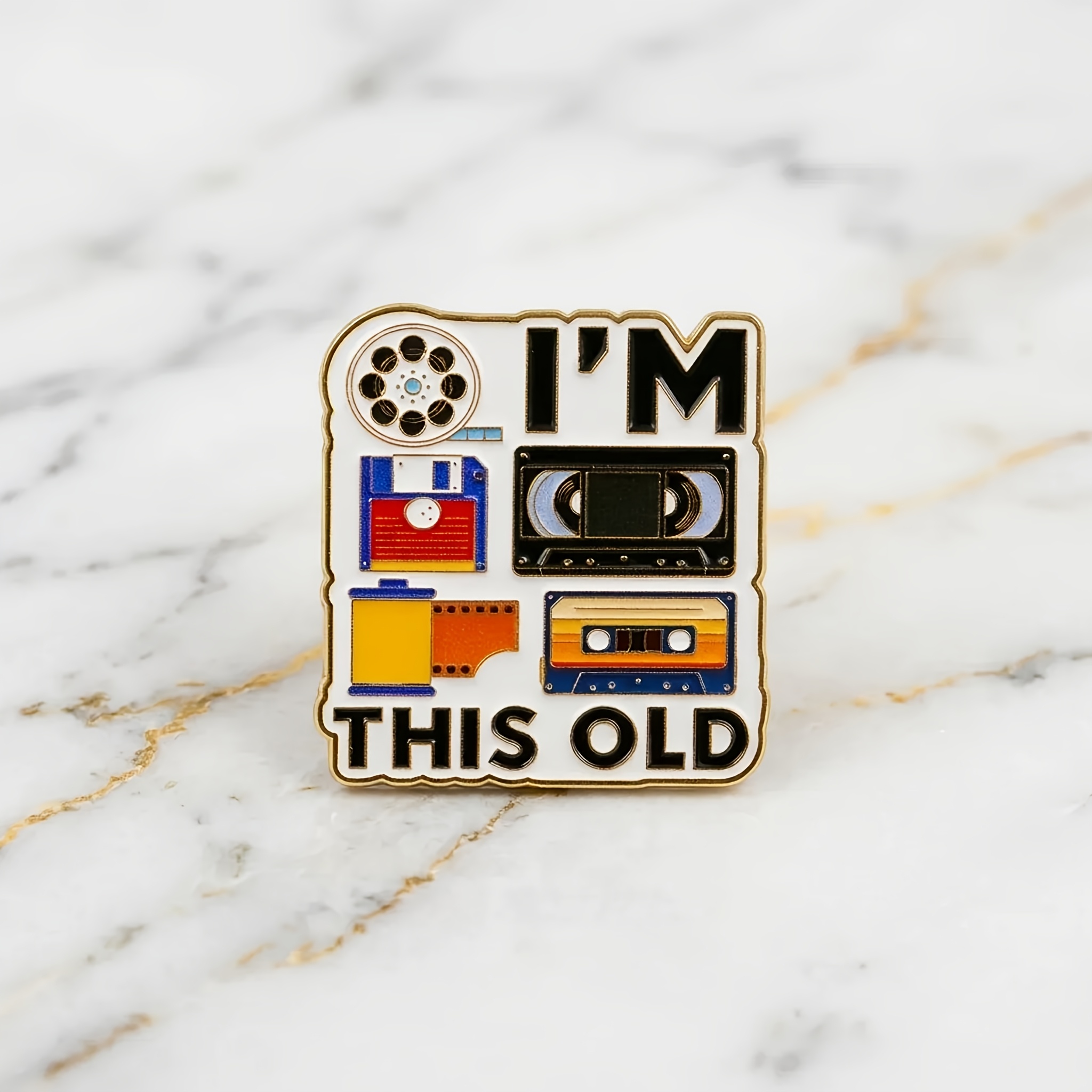 Broška v vintage nostalgicem slogu z angleškim sloganom "I' THIS OLD", kreativna kombinacija dizajna in disketnega diska, emajlirana značka,
