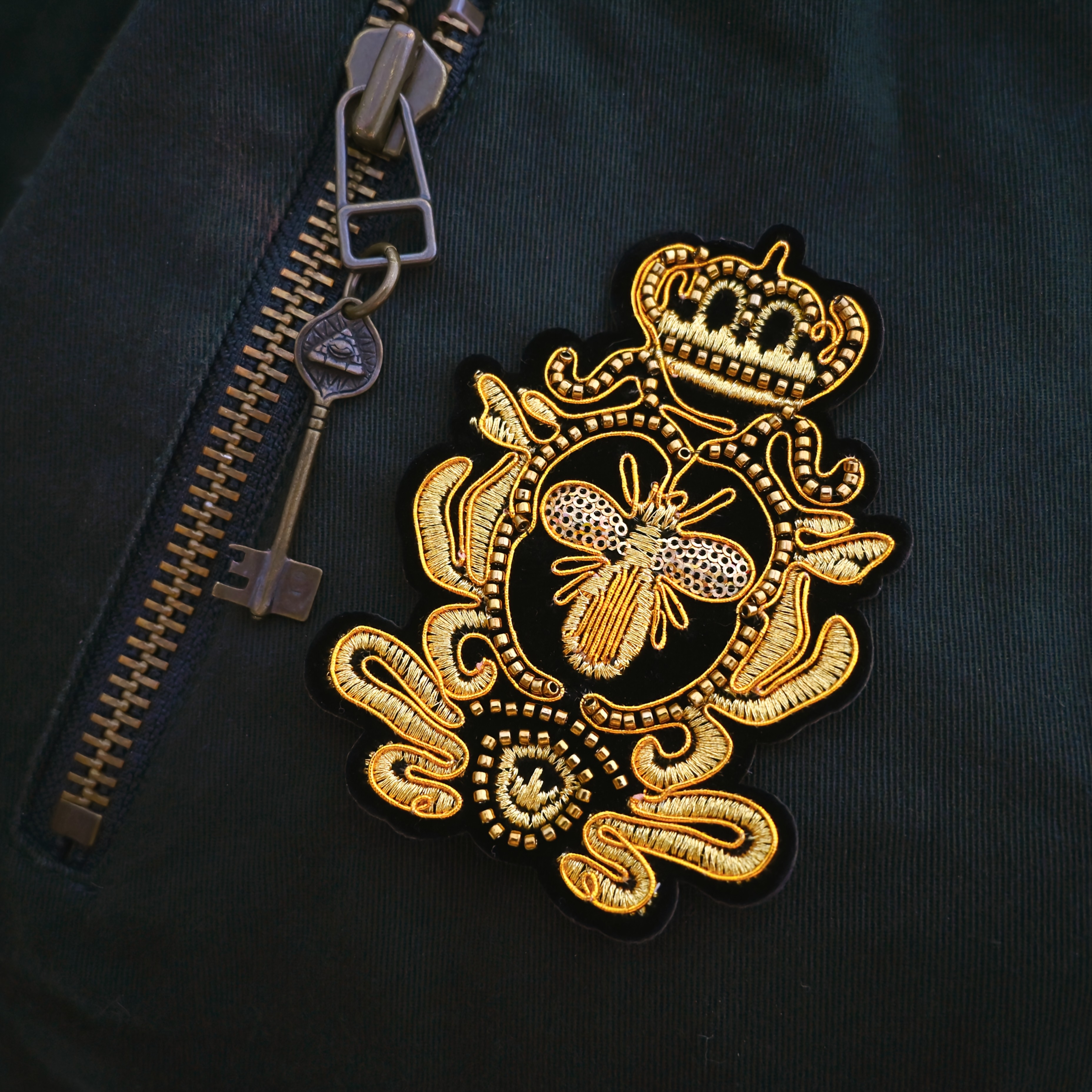 TEMU style de cour et style académique vintage, avec broderie d'abeille, perles et paillettes enfilées à , sur une base noire. Convient pour le