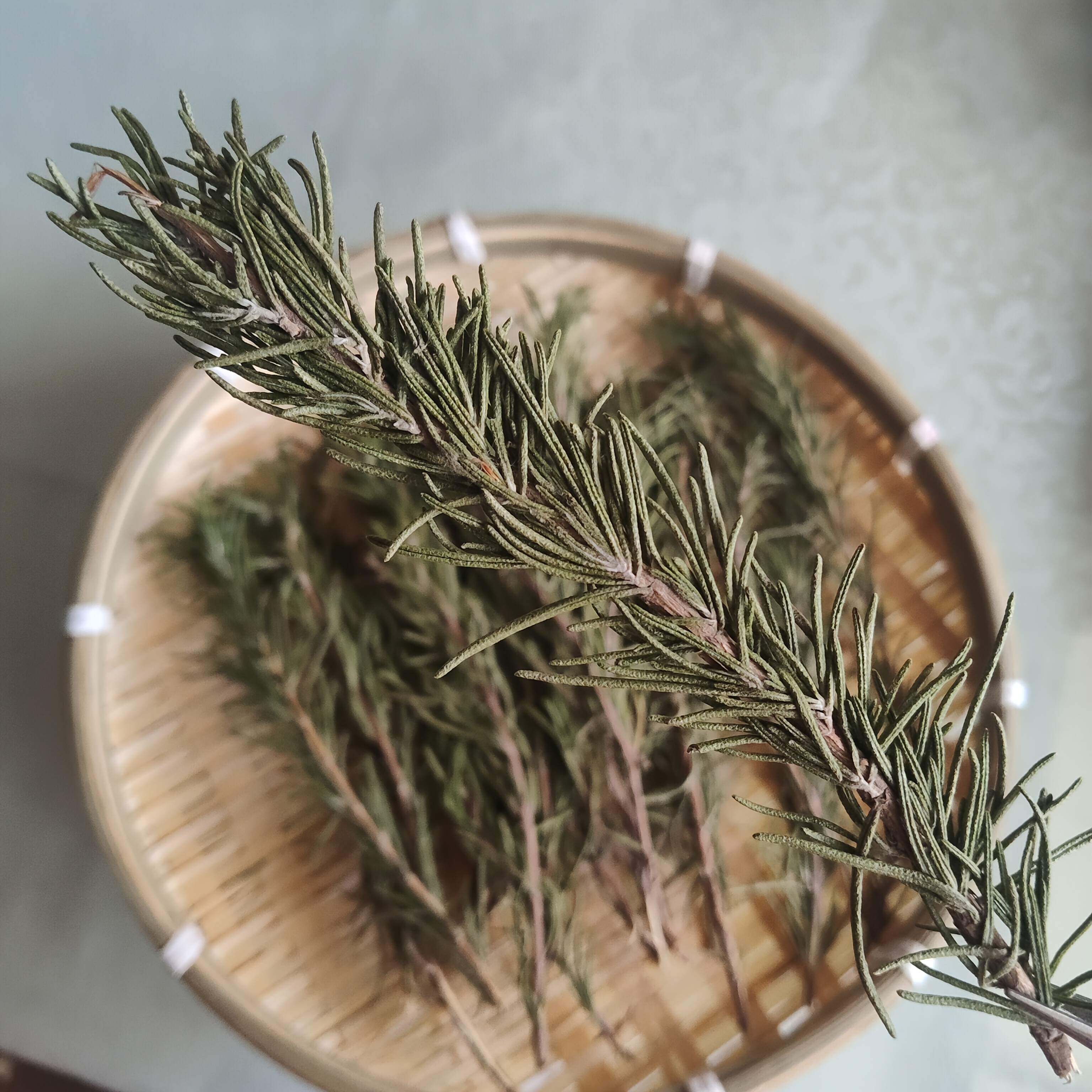 A Pack of Natural Color Rosemary, Dried Flowers, Pressed Flowers, Preserved Flowers, Real Flowers and Plants Can Be Used as Specimens, Bookmarks, DIY Handcrafted Scented Candles, Cocktails, Decorations, Home, Wedding, Party, Festival Gifts, Birthday
