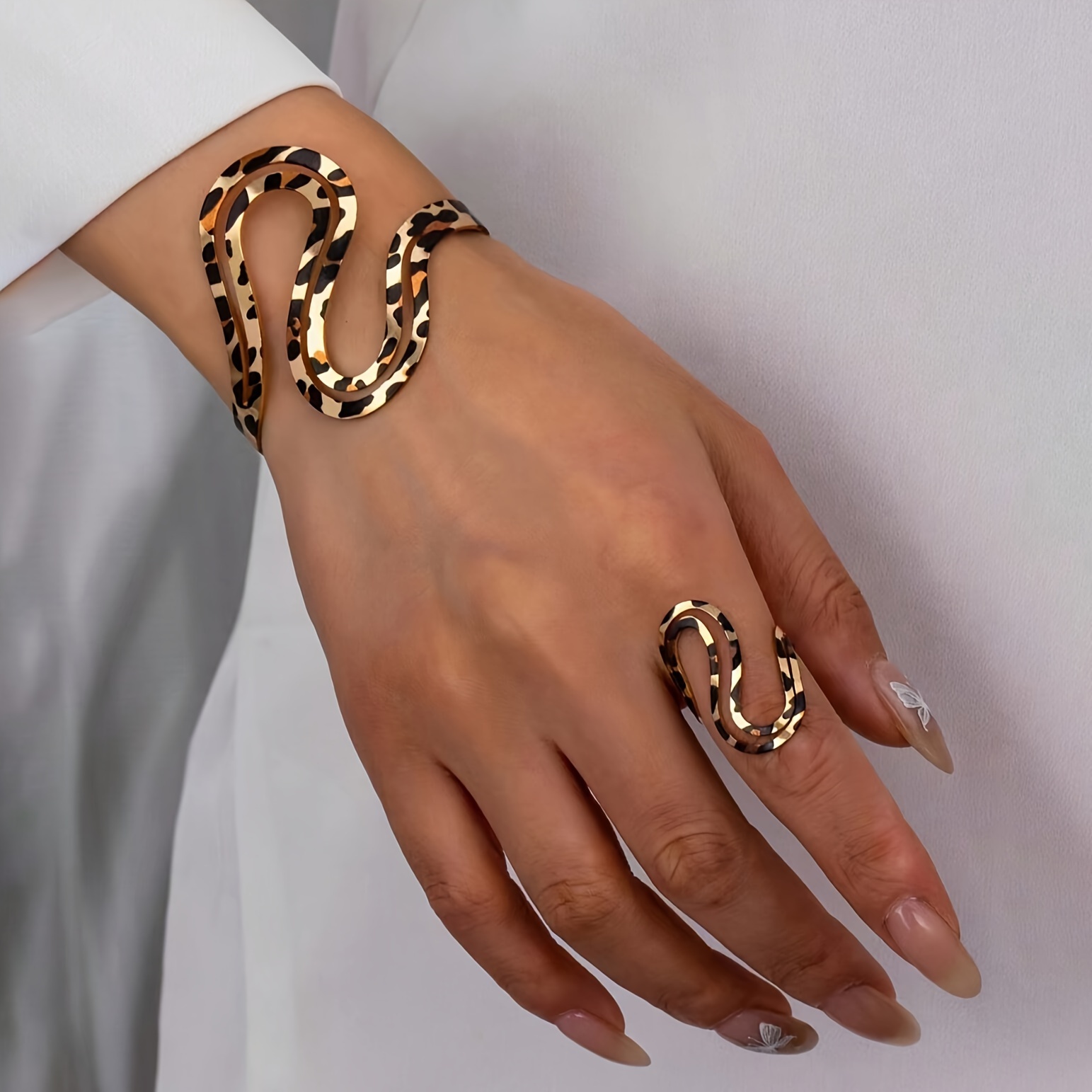 

A Bracelet And A Ring, A Women's Jewelry Set Featuring Leopard Print Twisted Lines With A Bohemian Style, Wear And Gifting.