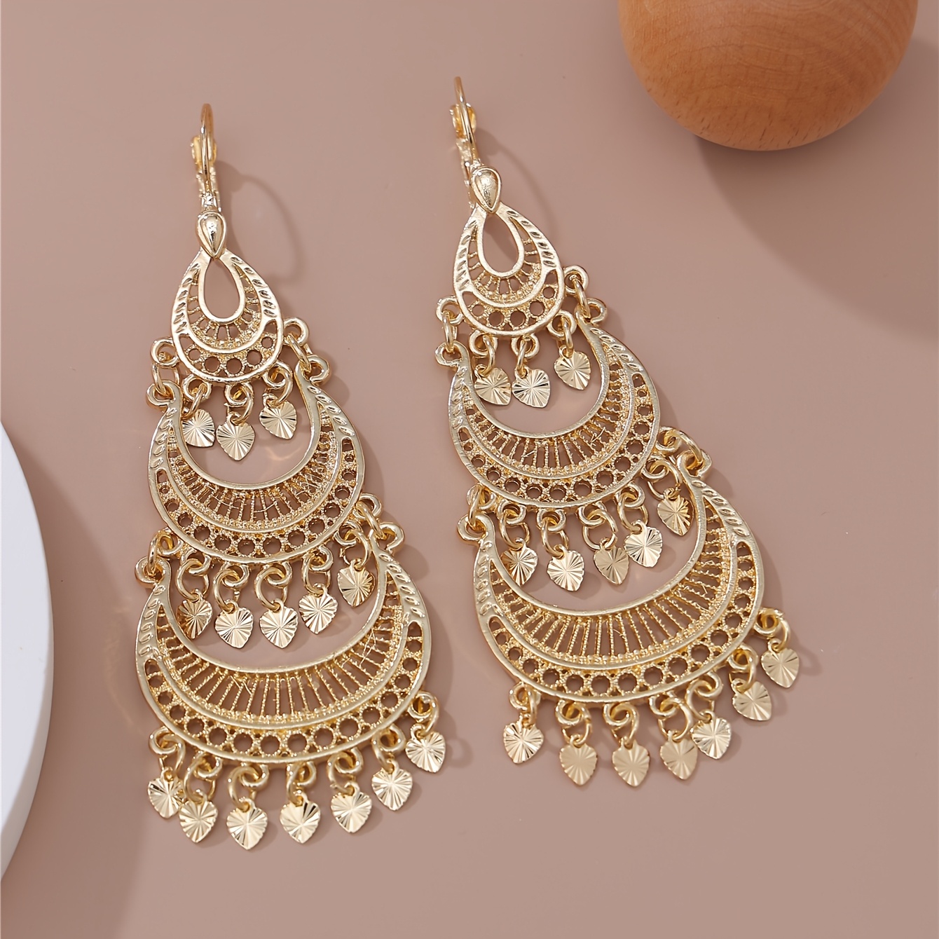 E-shop 1 Paar modische KC vergoldenete Herzform Quasten Halbmond Element Hohle Damen Ohrringe Geeignet für Braut Party Schmuck Urlaubsgeschenke