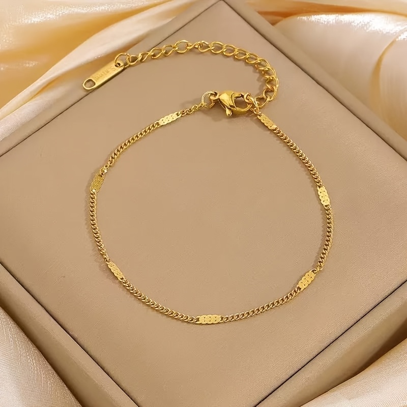 A Stylish And Golden Ankle Chain For Women, Wear Or Resort