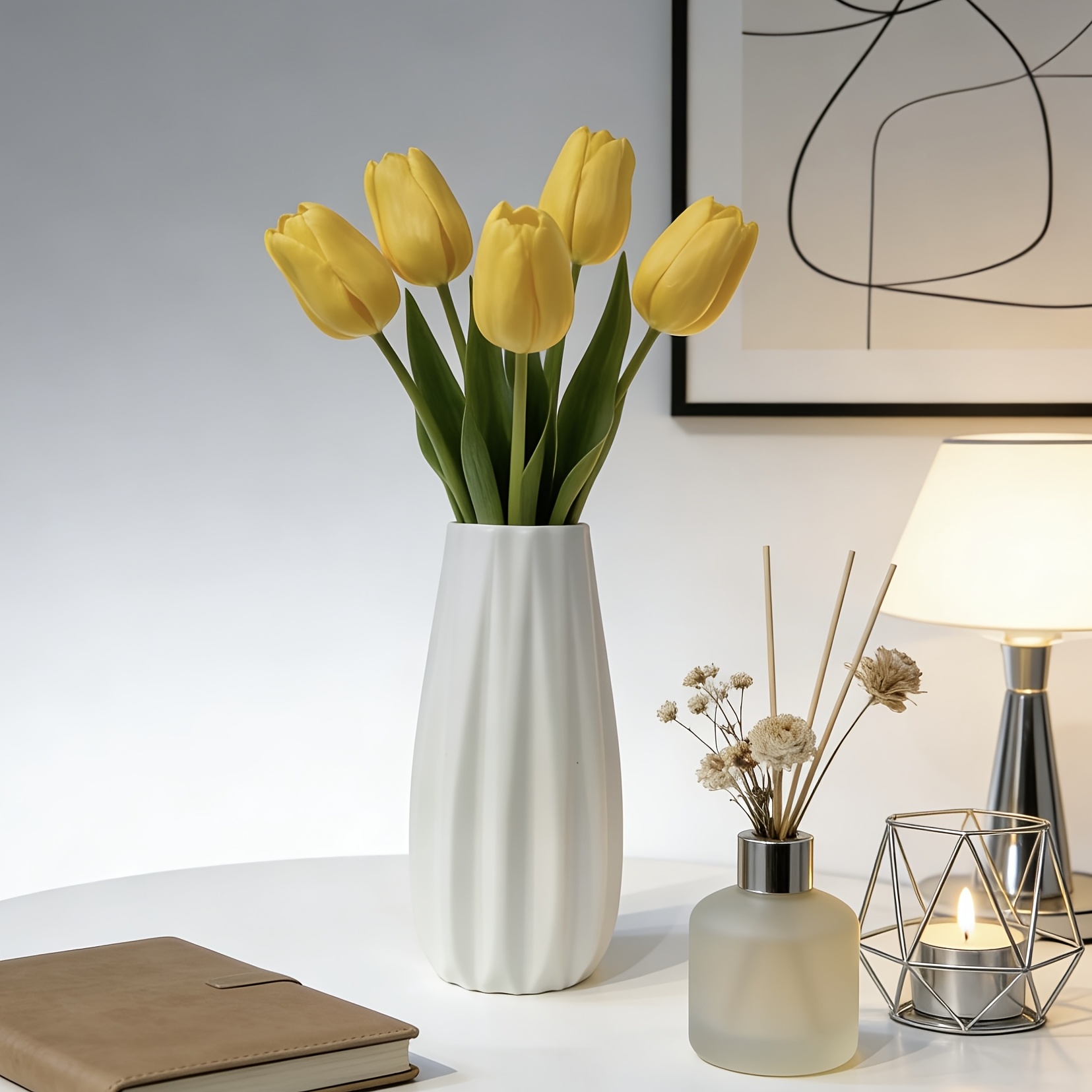 Image of A Plastic Vase Featuring An Exquisite Geometric , Embodying Style, Suitable For Floral Arrangements , Living Rooms, Bedrooms, And Dining Tables. Made From Durable, -resistant Plastic