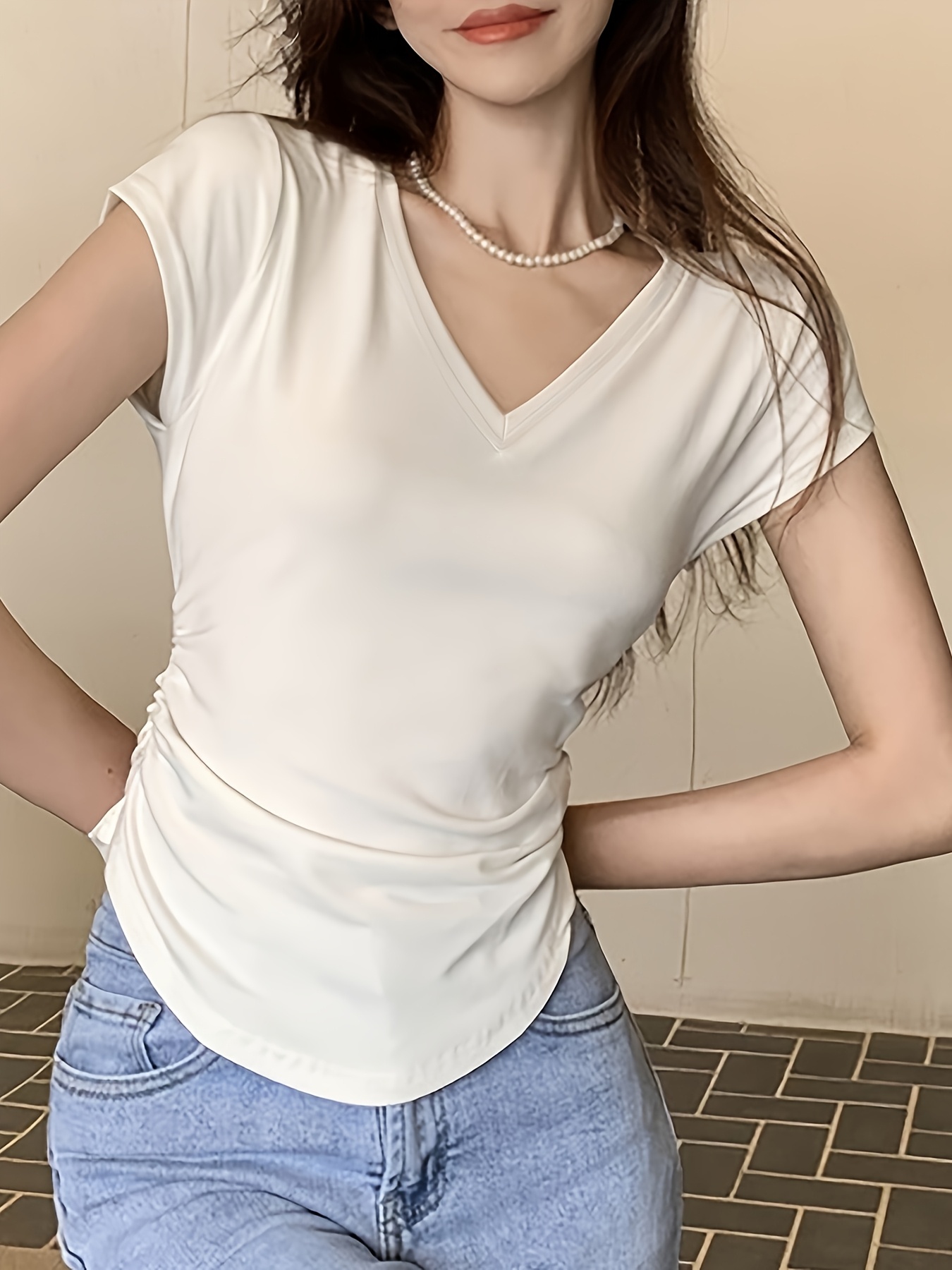 t-shirt de verão com corte  , decote em v e   de design,   ser usada como   interior com   curtas.