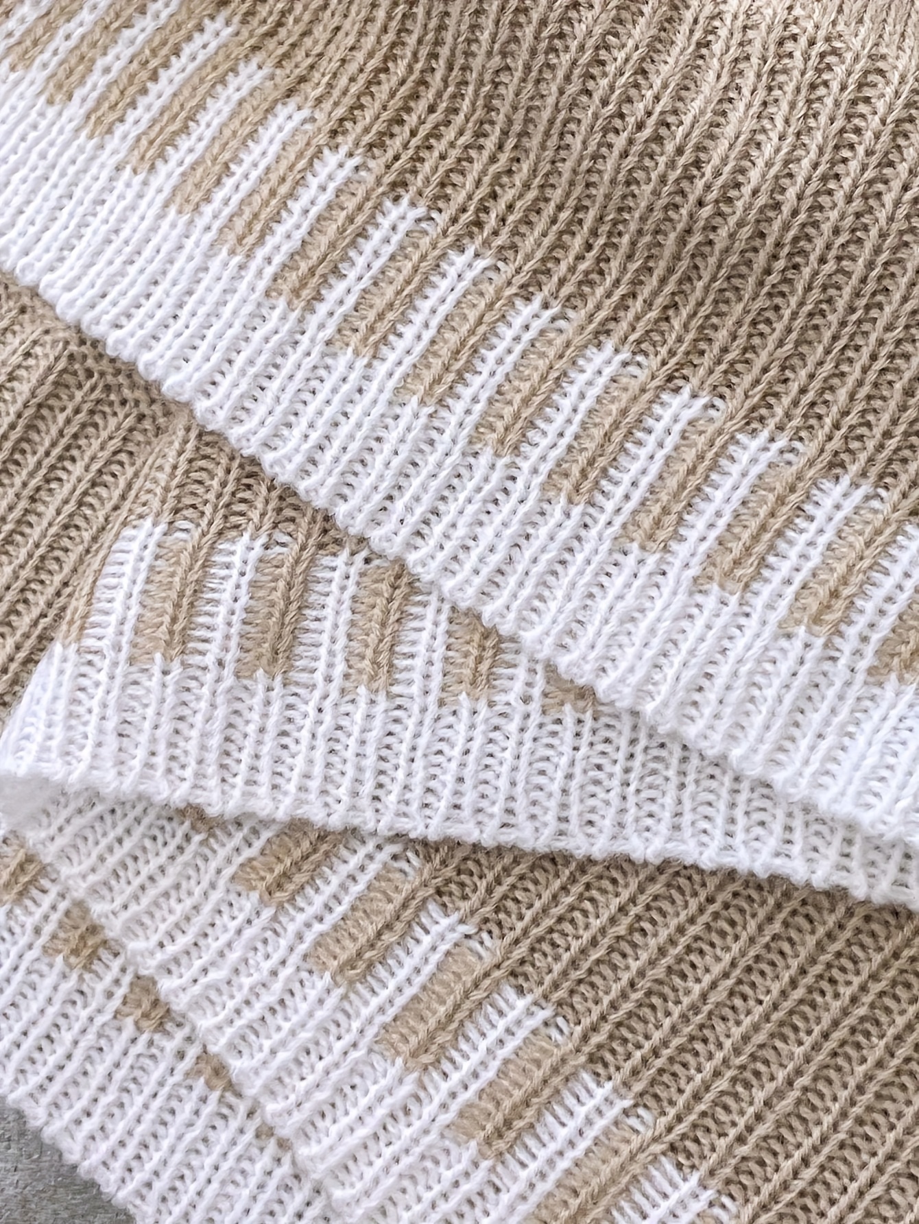 Plus Size Damen Outfit mit braunem Colorblock Sweater und Hose – Rundhals, Langarm, Stretch