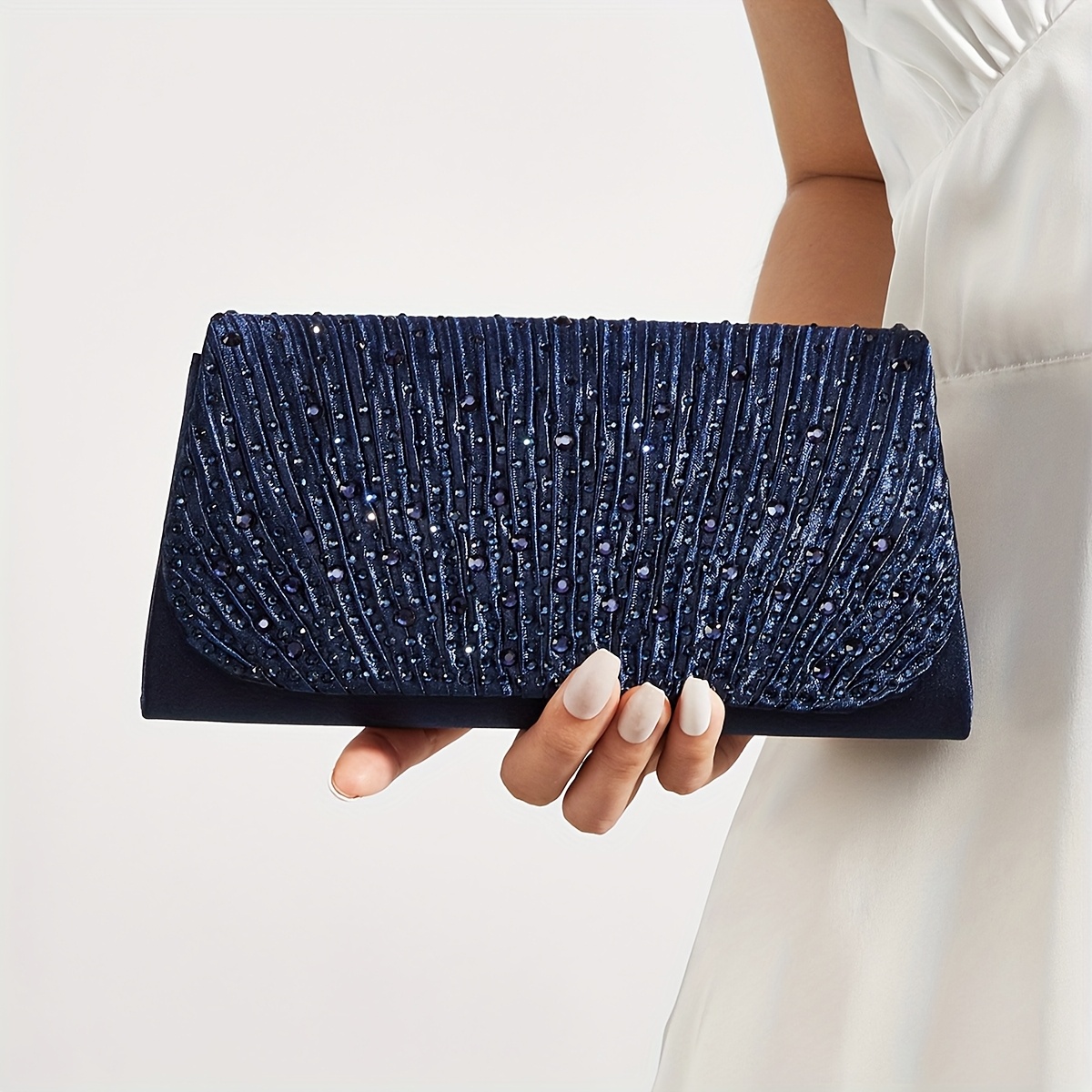 E-shop Luxuriöse Abendtasche mit Strass, eine hochwertige Clutch für Damen, für Ausflüge und als Umhängebeutel, die High Fashion zeigt