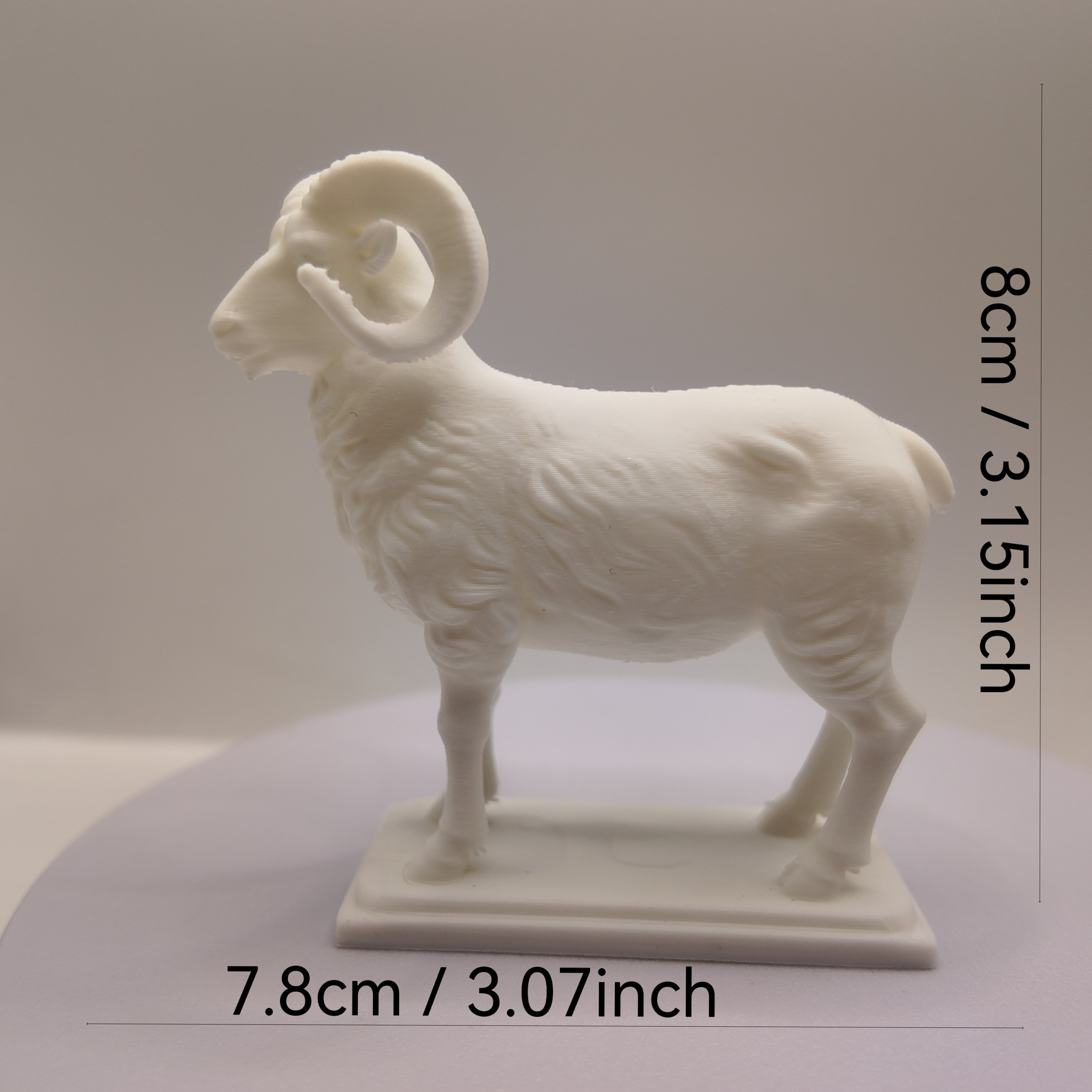 E-shop Majestätische Widder-Widderbock-Skulptur – Moderne matte weiße Sternzeichen-Spirituelltier-Statue, edle gehörnte Schaf-Kunstskulptur, elegante
