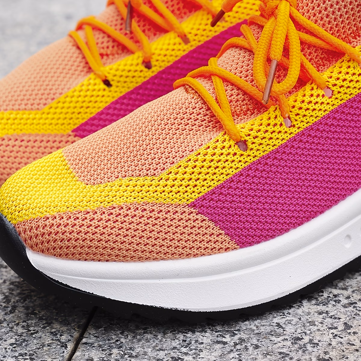 chaussures de sport tricotées, légères et polyvalentes pour femmes, disponibles en orange, jaune et rouge. chaussures pour femmes, baskets 4