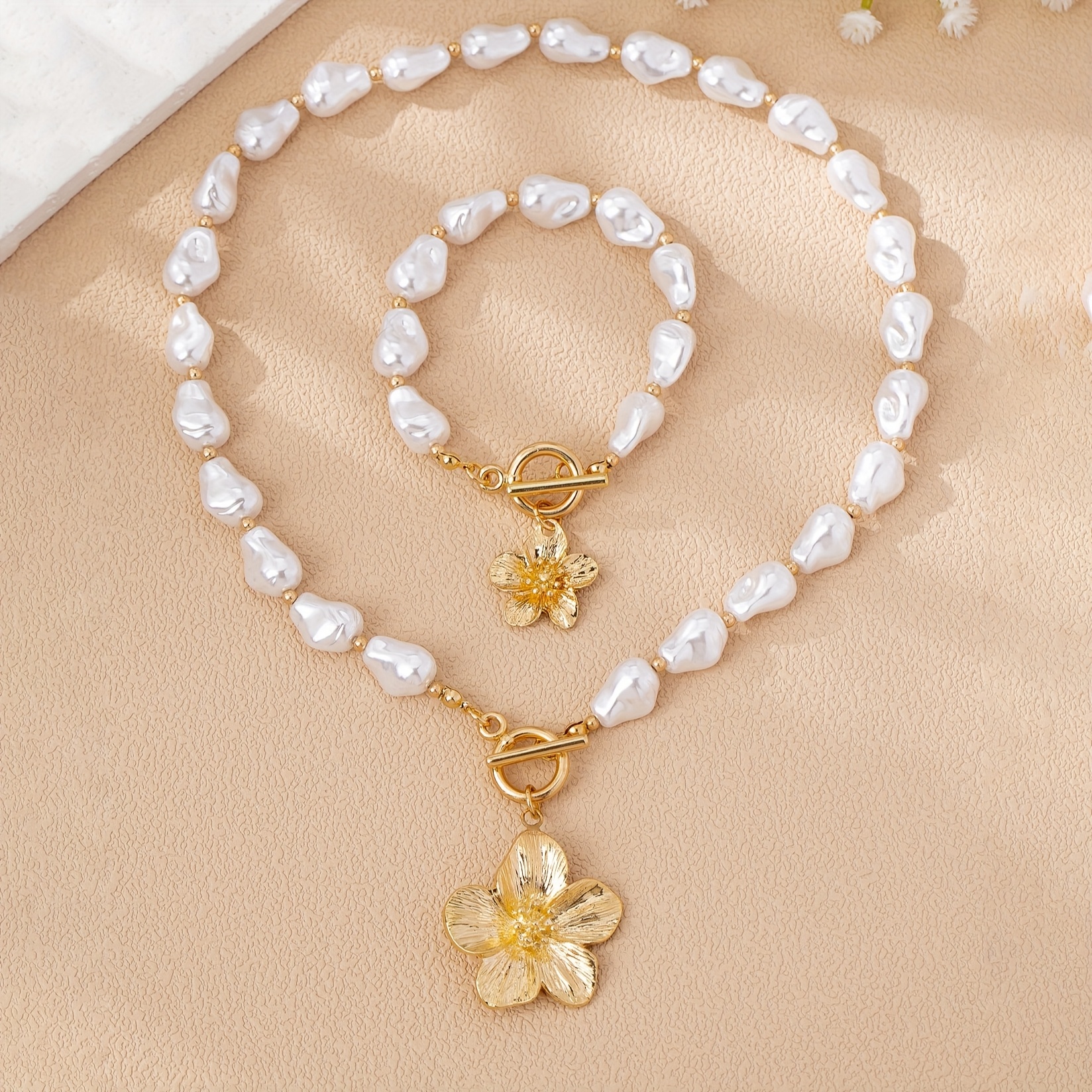 TEMU Un conjunto exquisito de collar y pulsera con colgante de pequeña flor de metal con de perlas creativa para mujeres, ideal para combinar en