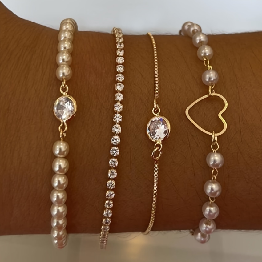 

Ensemble de 4 Bracelets Chic pour Femmes avec Cœurs & Strass et Fausse Perle - pour les Fêtes de Plage d'Été, les et Tenues Décontractées