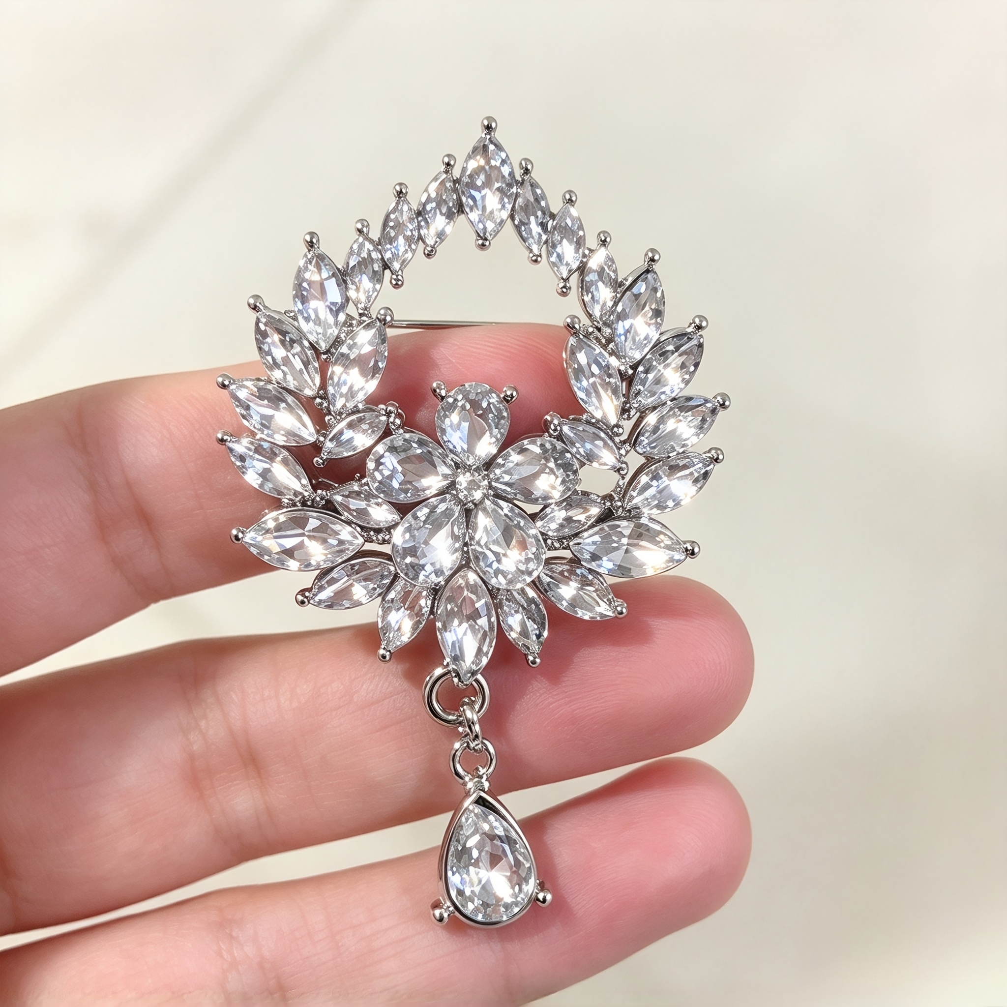 TEMU OESDPHS Broche de Declaración Lujo - Pieza Grande con Diseño Floral y Transparentes, Borla & Frondosas - Elegante Alfiler para Mujeres e Hombres
