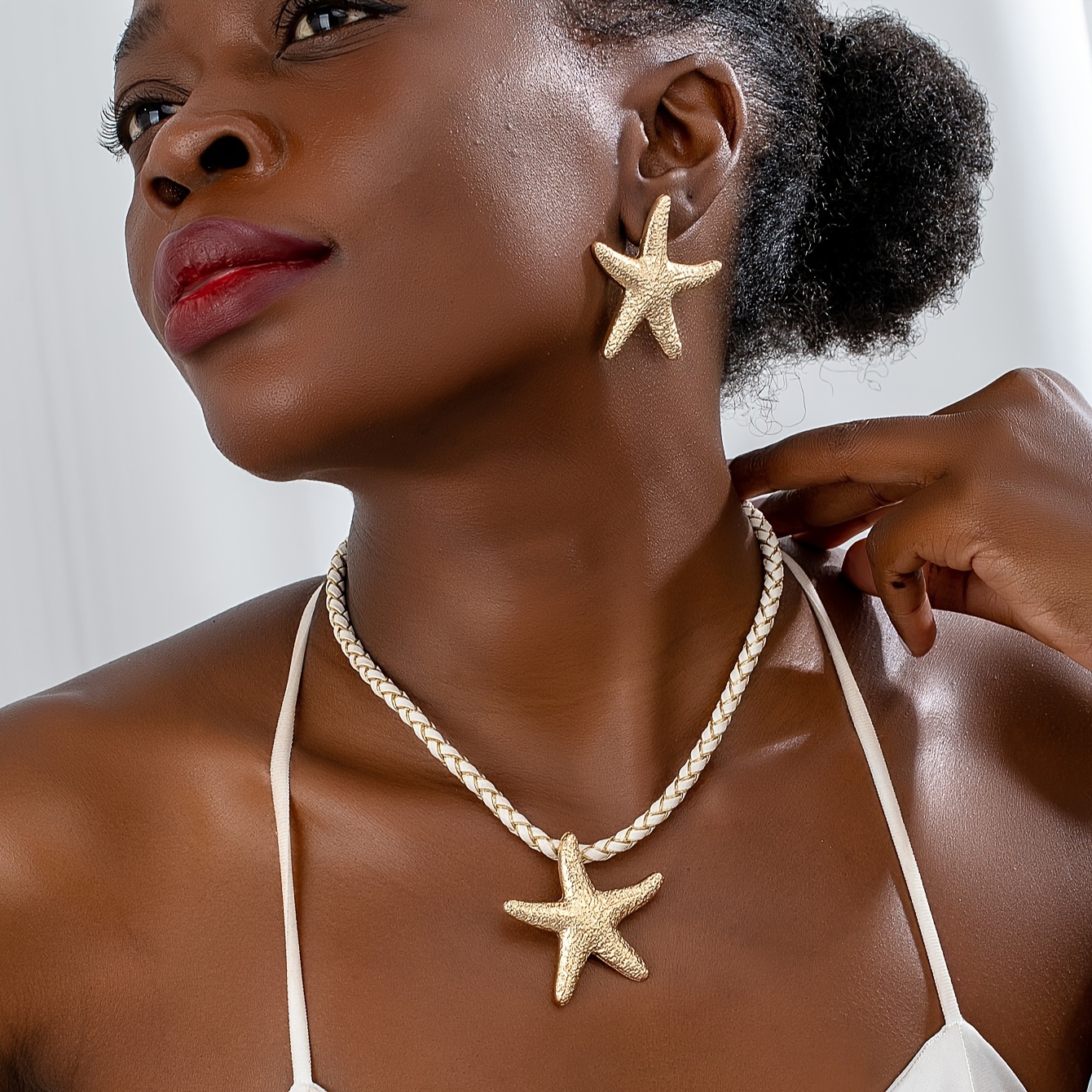 

European And American -border Three-piece Set, Fashionable And Versatile, Simple And Hot-selling Women's Starfish Necklace And Stud Earrings Set
