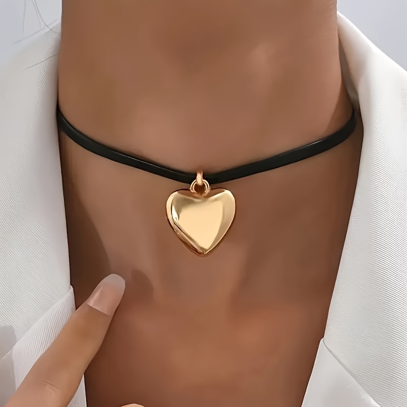 

Golden Glossy Heart Choker Necklace: Retro Style, Suitable For Daily Wear And Parties, Made Of Plastic