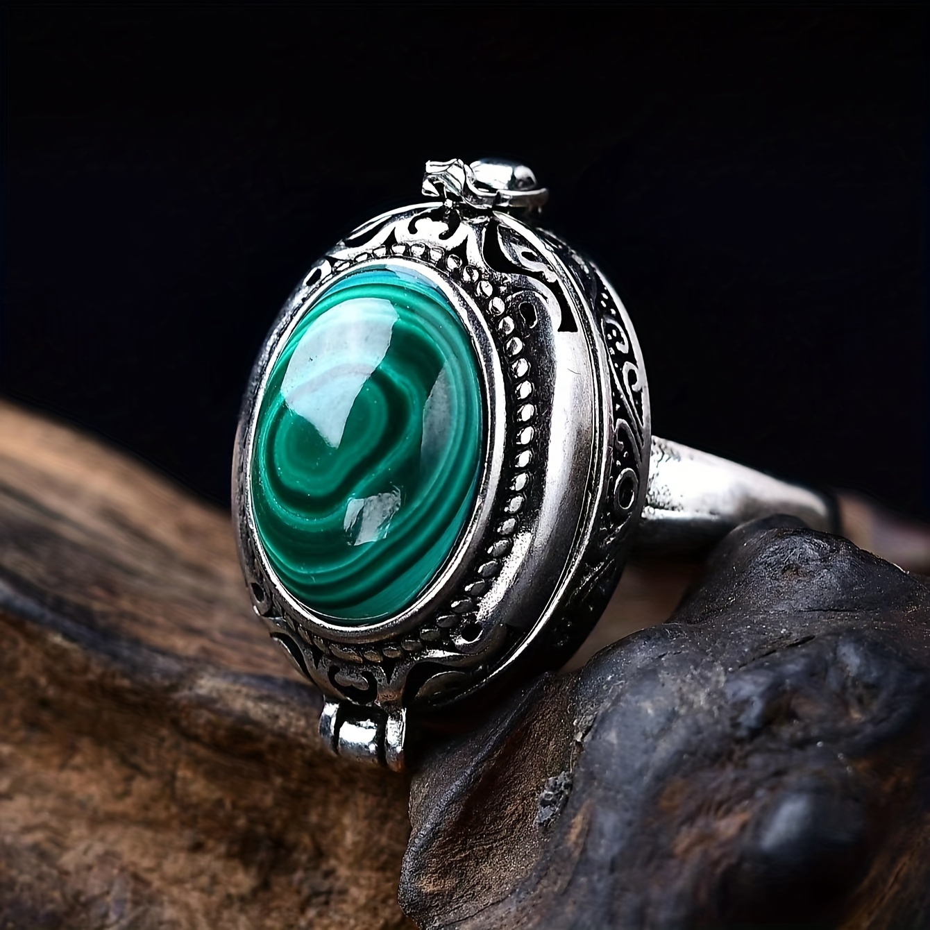 

Vintage Style Natural Malachite Silver-plated Ring With Hinged Box Design - Men's And Women's Fashion Accessory