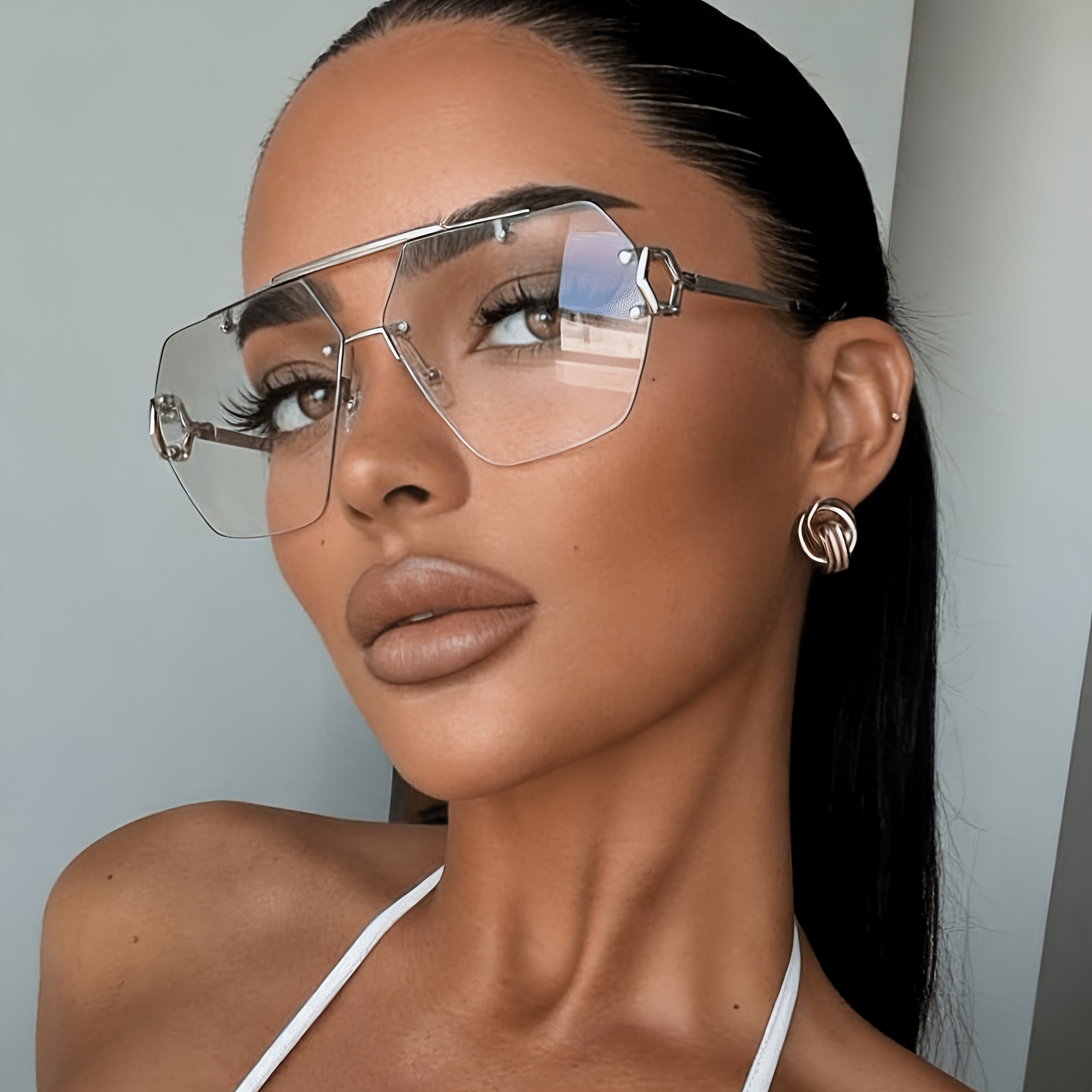 Image of Frameless Double-beam Women's Glasses Are Stylish And Trendy, Suitable For Casual Wear And Versatile Enough For Men And Women. Are Outfits, Street Photography, And As Additions For Date Outfits