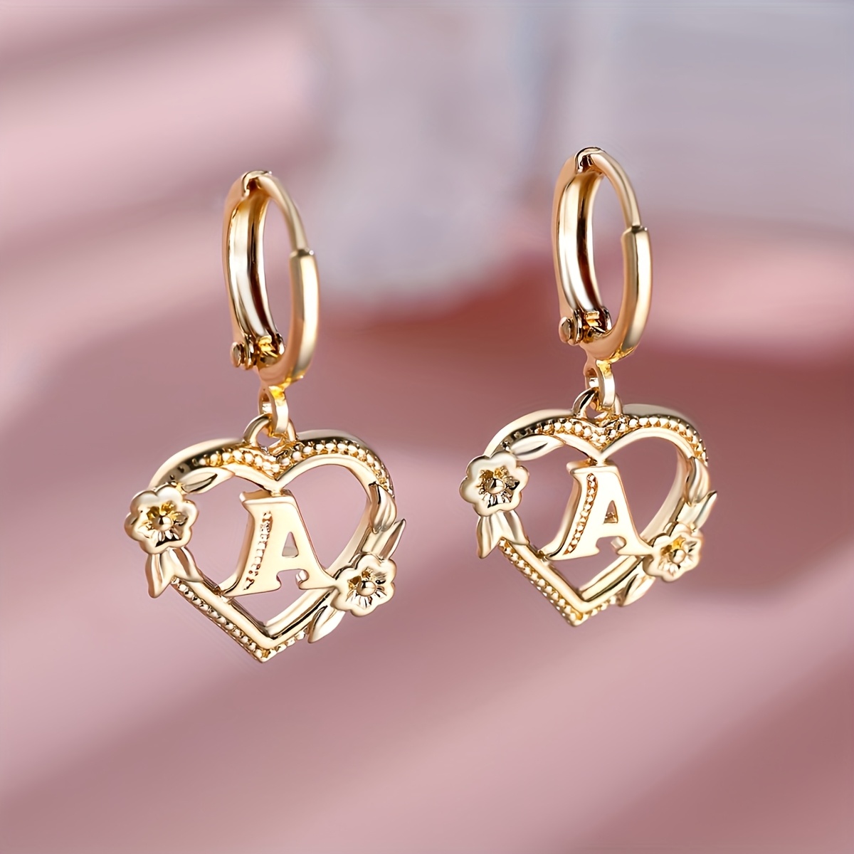Pendientes cuadrados con forma de corazón y rosa grabada, 26 letras inglesas A-Z, diseño floral, ideales para uso diario y fiestas, sin batería