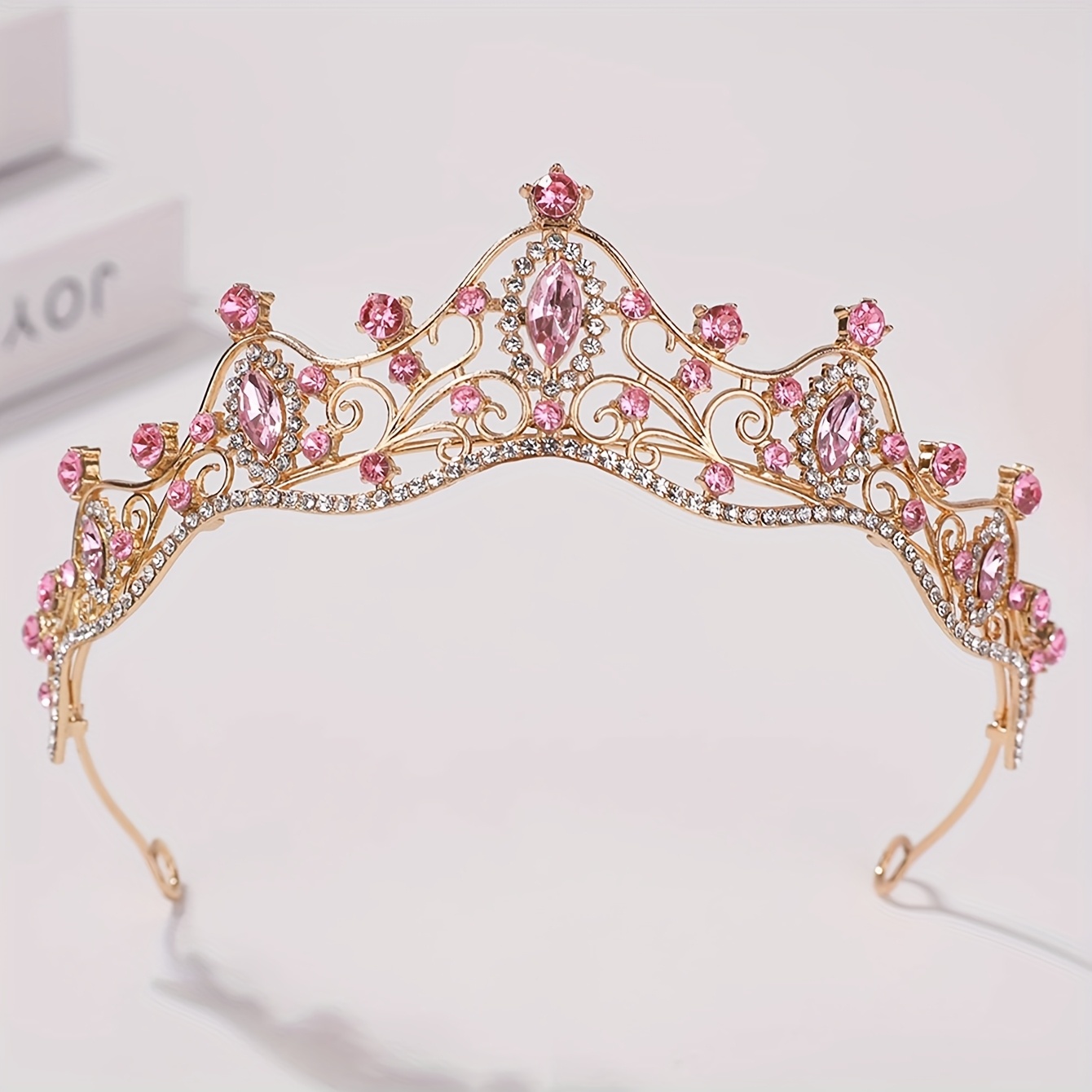 E-shop ., Elegantes Braut Prinzessin Krone Haar Accessoire - Schimmerndes Pinkes Kristall- und Geschnitztes Edelstein-Design, Goldenes Legierung