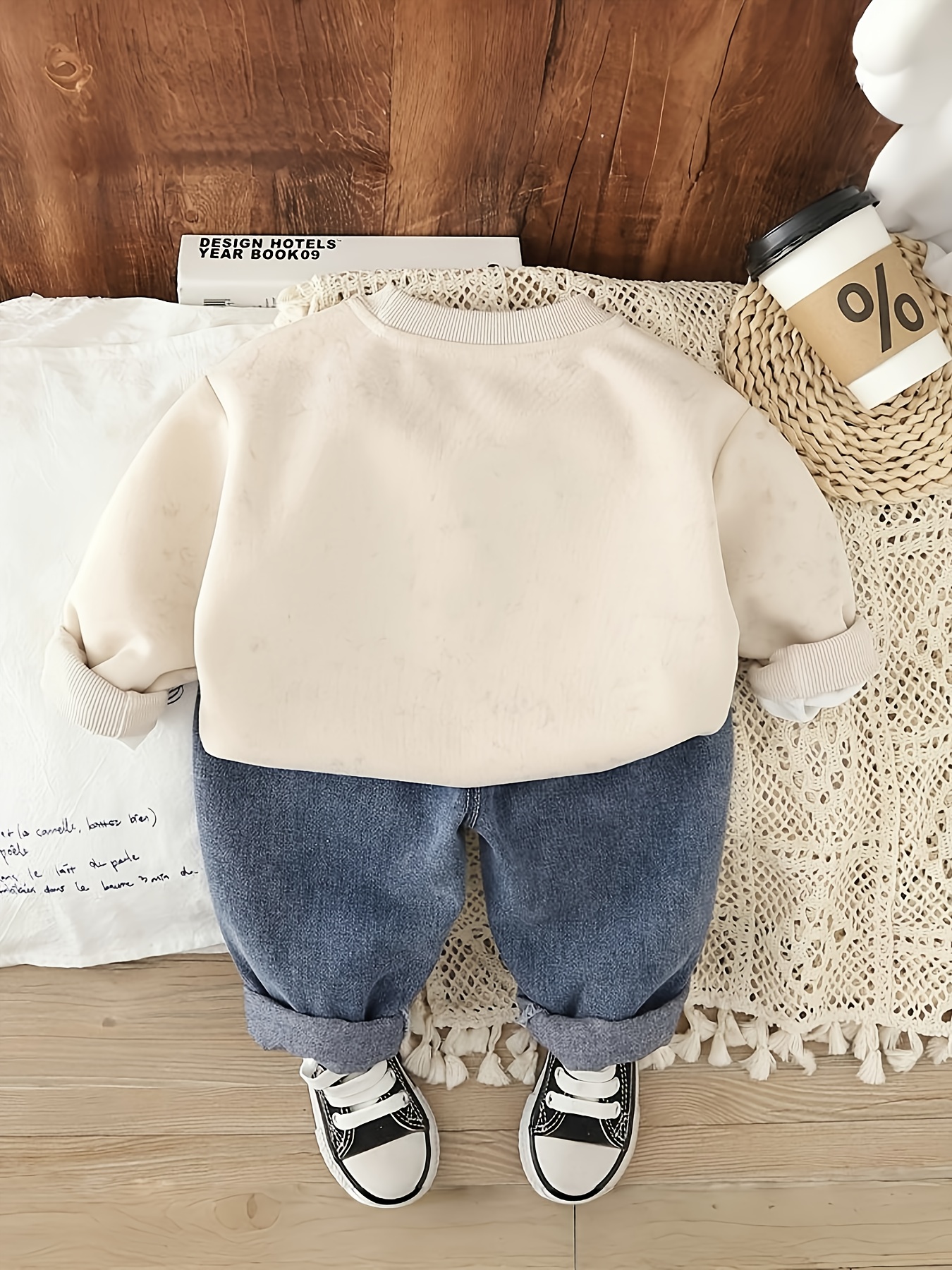 Ensemble sweat-shirt et jeans pour garçons, tendance, confortable, doux, tenue streetwear, pour l'extérieur.