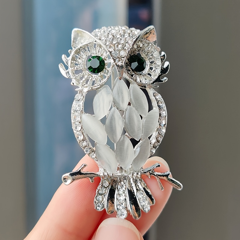 

Fashionable And Unique Cartoon Cat Eye Owl Brooch Golden And Silvery Colors, Embellished Diamonds, Showing A Sense Of High-end Elegance.