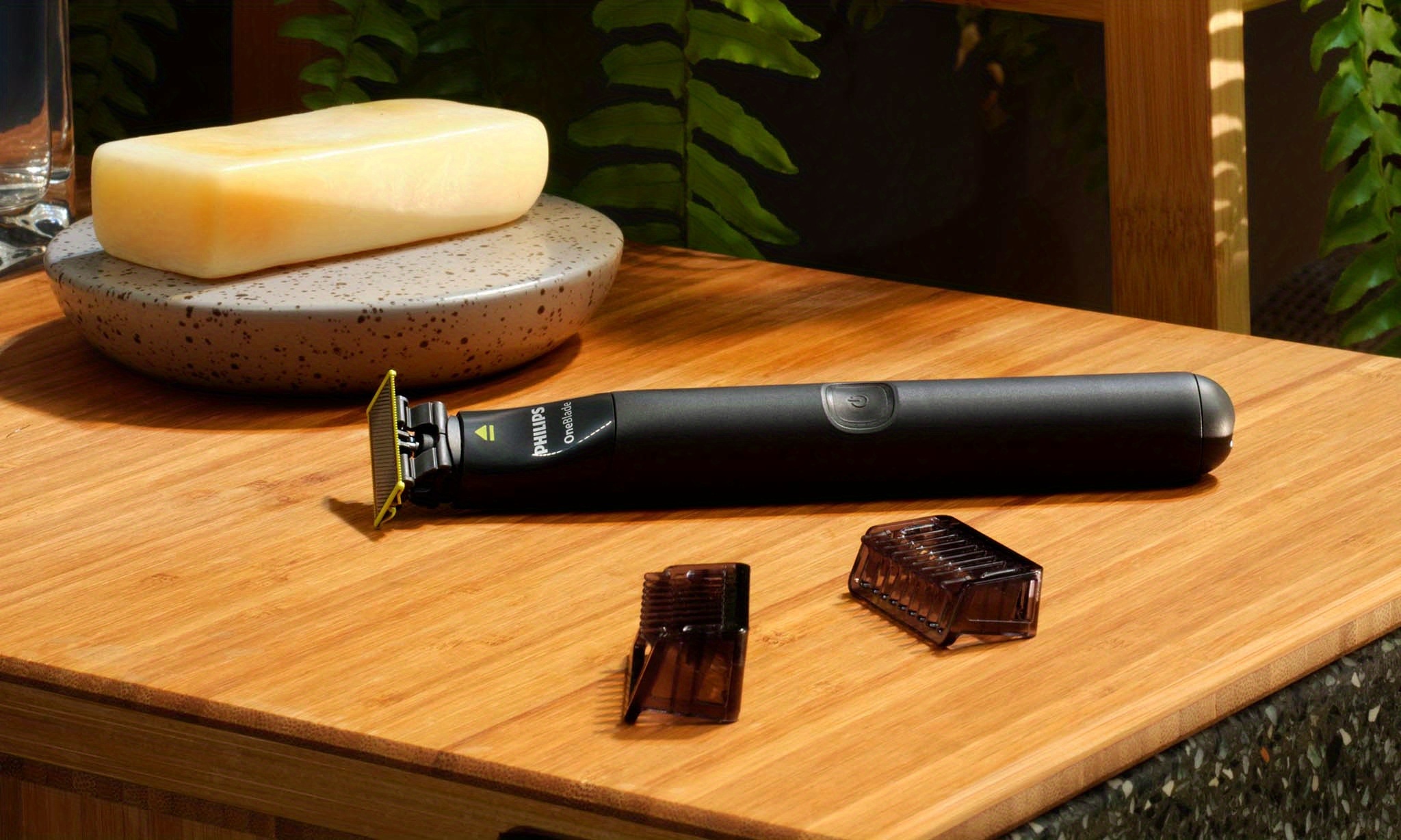 Philips Oneblade QP1424/10 за подстригване, оформяне и бръснене, включва 2 щипки за косъм (1.3 мм), акумулаторен, подходящ за мокра и суха употреба