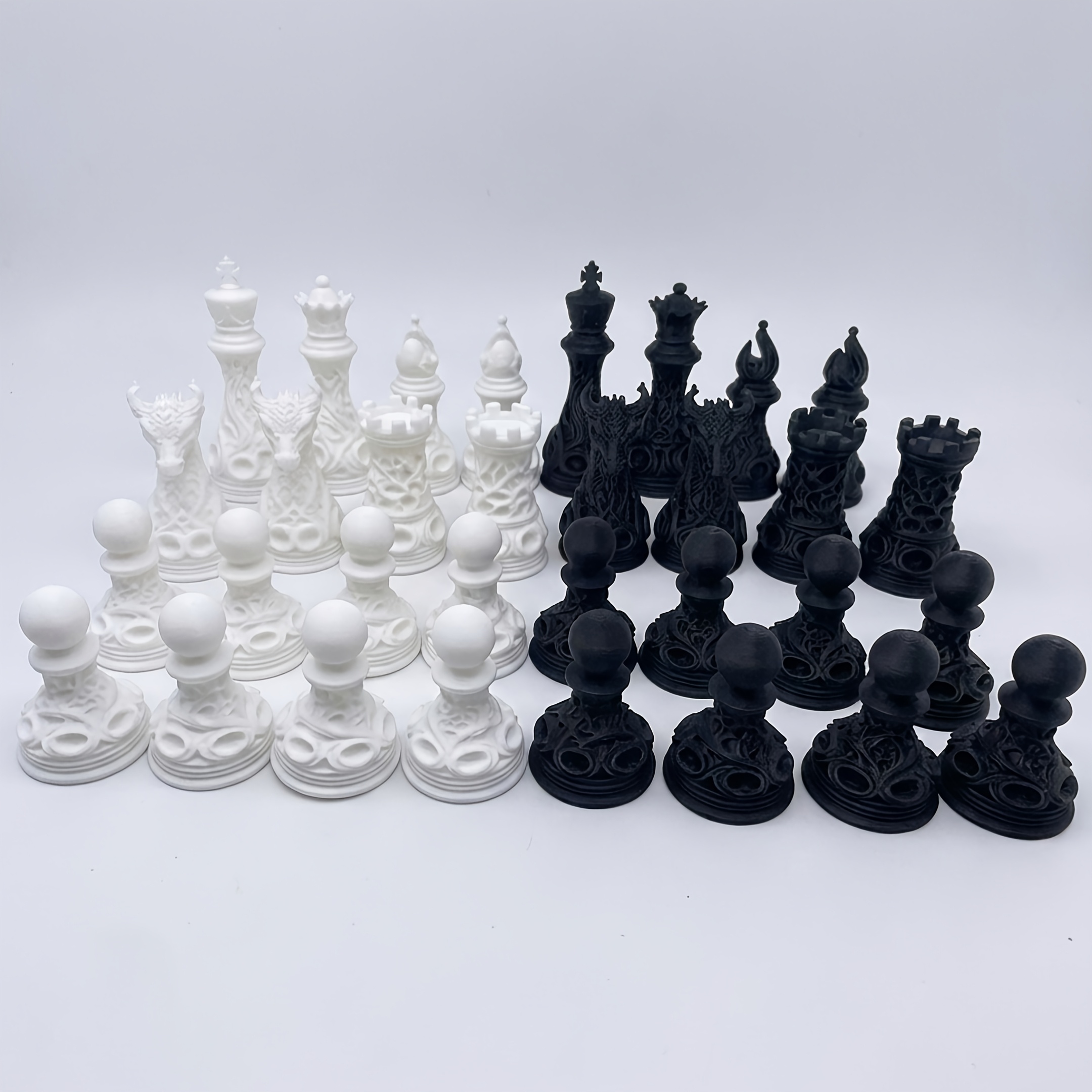 E-shop 32-teiliges Gothic Revival Schachspiel | Keltische Webkunst Drachen Design - Matte Polymer Hohle Geometrische Struktur Tischspiel, Geeignet für