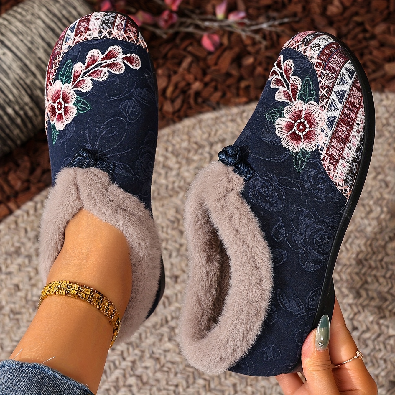 Image of Women's Indoor Home Slippers, New Comfortable Winter Boots For Women, Warm, Anti-slip, Stylish And Versatile, Floral, Lightweight, Wear-resistant, Random Delivery