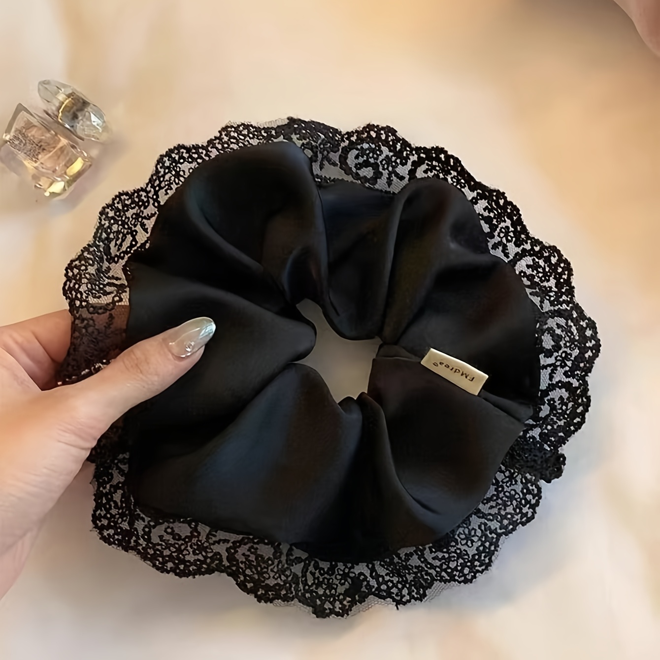 A New Elegant And High-end Black Lace Hair Tie For Women, Featuring A Delicate Design