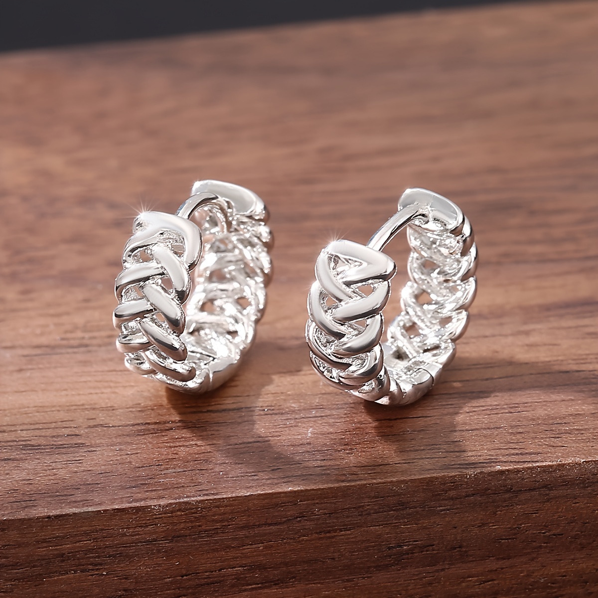A Pair Of Copper Retro Geometric Round Twist Earrings, Fashionable And Versatile Ladies' Earrings, Perfect For A Date Gift.