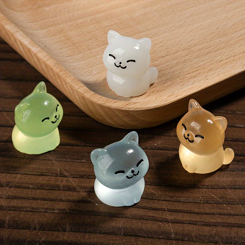 ぐで猫　蓄光　じゃれ猫　蓄光　ハンドメイド　レジン猫チャーム　ミニチュア　苺 ぐで猫 蓄光 じゃれ猫 蓄光 ハンドメイド レジン猫チャーム