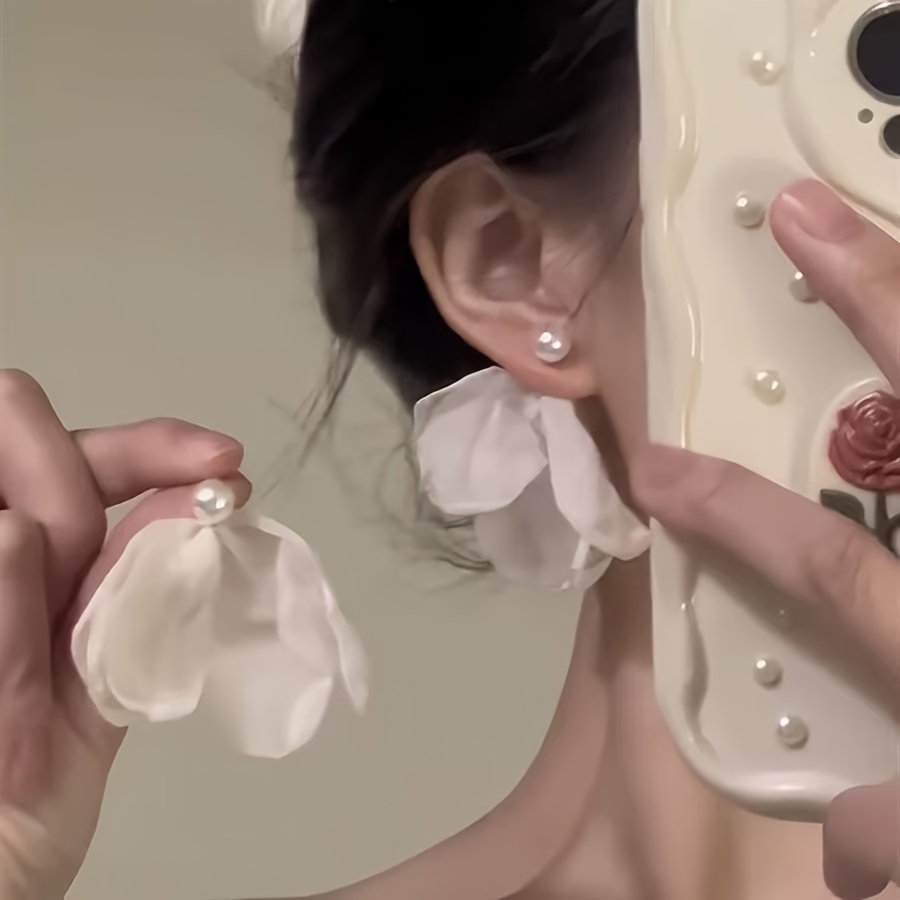 TEMU Un par de aretes blancos de flor para mujer, una pieza de joyería de , elegante y estilo vacacional con un delicado de perno para .