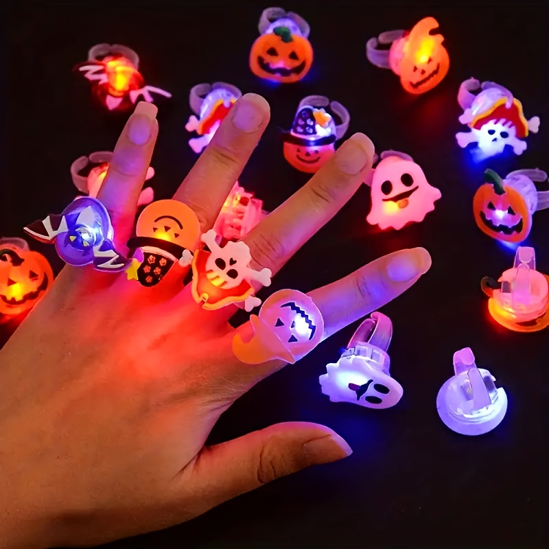 50 Stück LED Leuchtringe - Gruselige Halloween Partygeschenke mit Kürbis-, Fledermaus- Hexenhut-Motiven - Im Dunkeln leuchtende blinkende Ringe, Batterien inklusive für Halloween-Kostüme, Trick or Treat & Geburtstagspartys – Für Kinder & Erwachsene (50er-Pack), Geschenkideen zum Süßes-oder-Saures Sammeln, Spielerische Accessoires, Langlebiges Plastikschmuckstück, Glow In The Dark, Verkleidungszubehör für Karneval, Weihnachtsevents & Partydetails