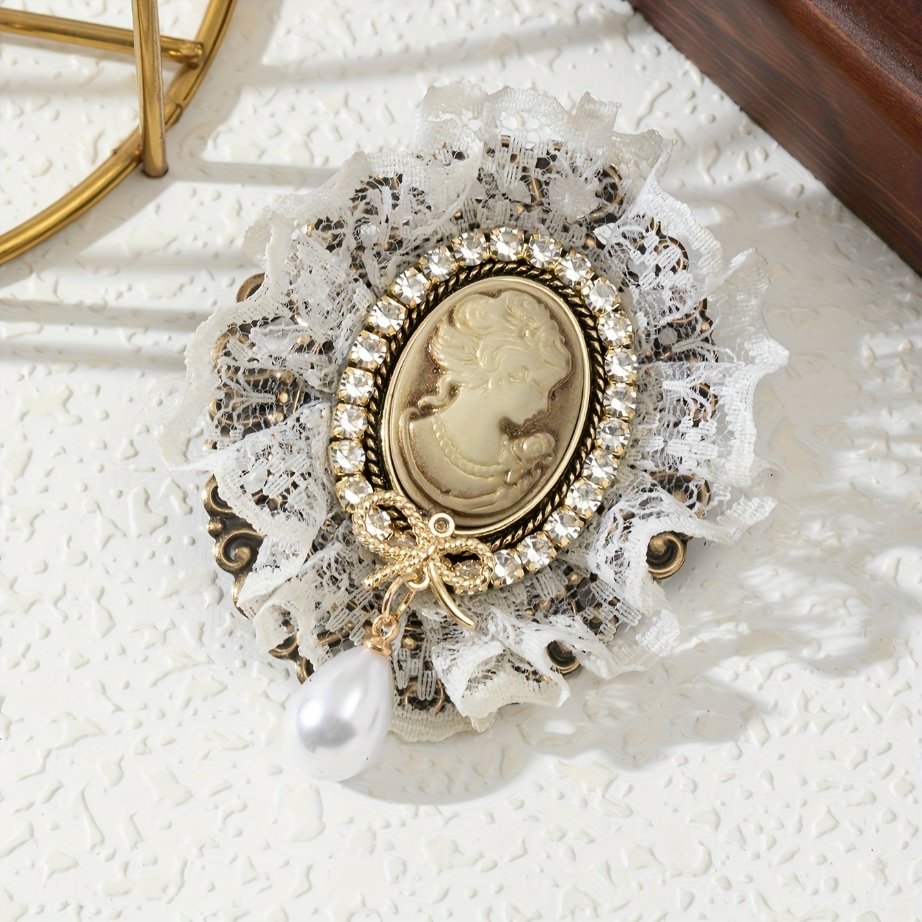 Elegant Vintage-style Brooch, Female Portrait Design
