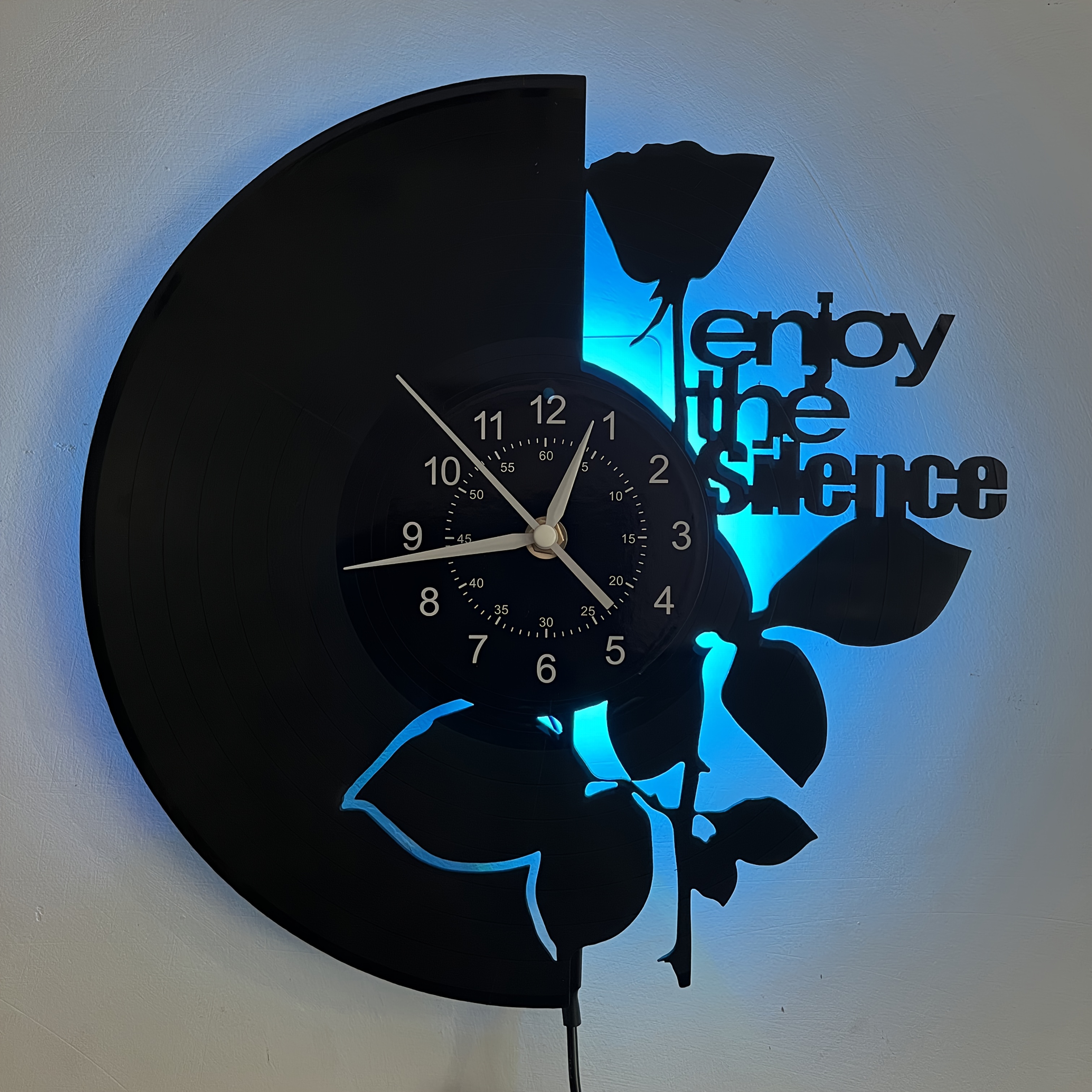 Eine Vinyl-Wanduhr im Rosendesign mit farbigen LEDs. Eine tolle Option, um Ihr Zuhause zu dekorieren. Diese Uhr ist ein ausgezeichnetes Geschenk für Anlässe wie Geburtstage, Muttertag, Neujahr, Ostern, Abschlussfeiern, Weihnachten und Halloween.