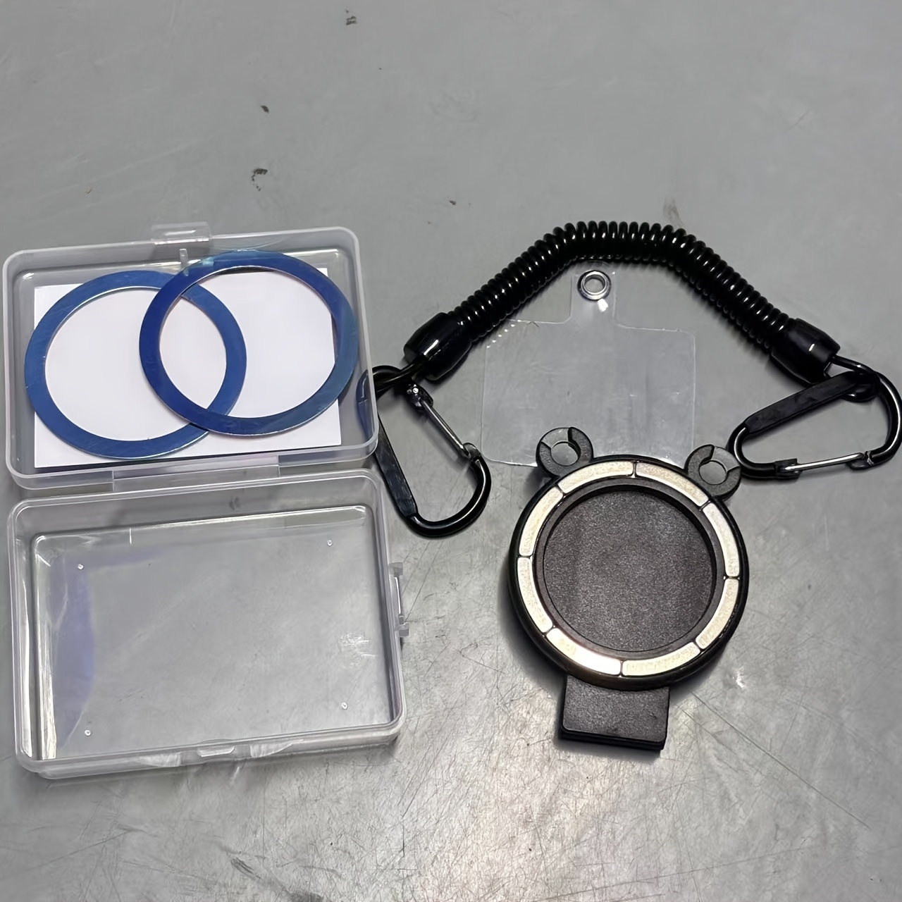 E-shop Smartphone Ständer Robuster Magnetischer Handyhalter mit Gürtelschlaufe und Haltering - Freihändiger Griff, sicherer Rucksackclip,